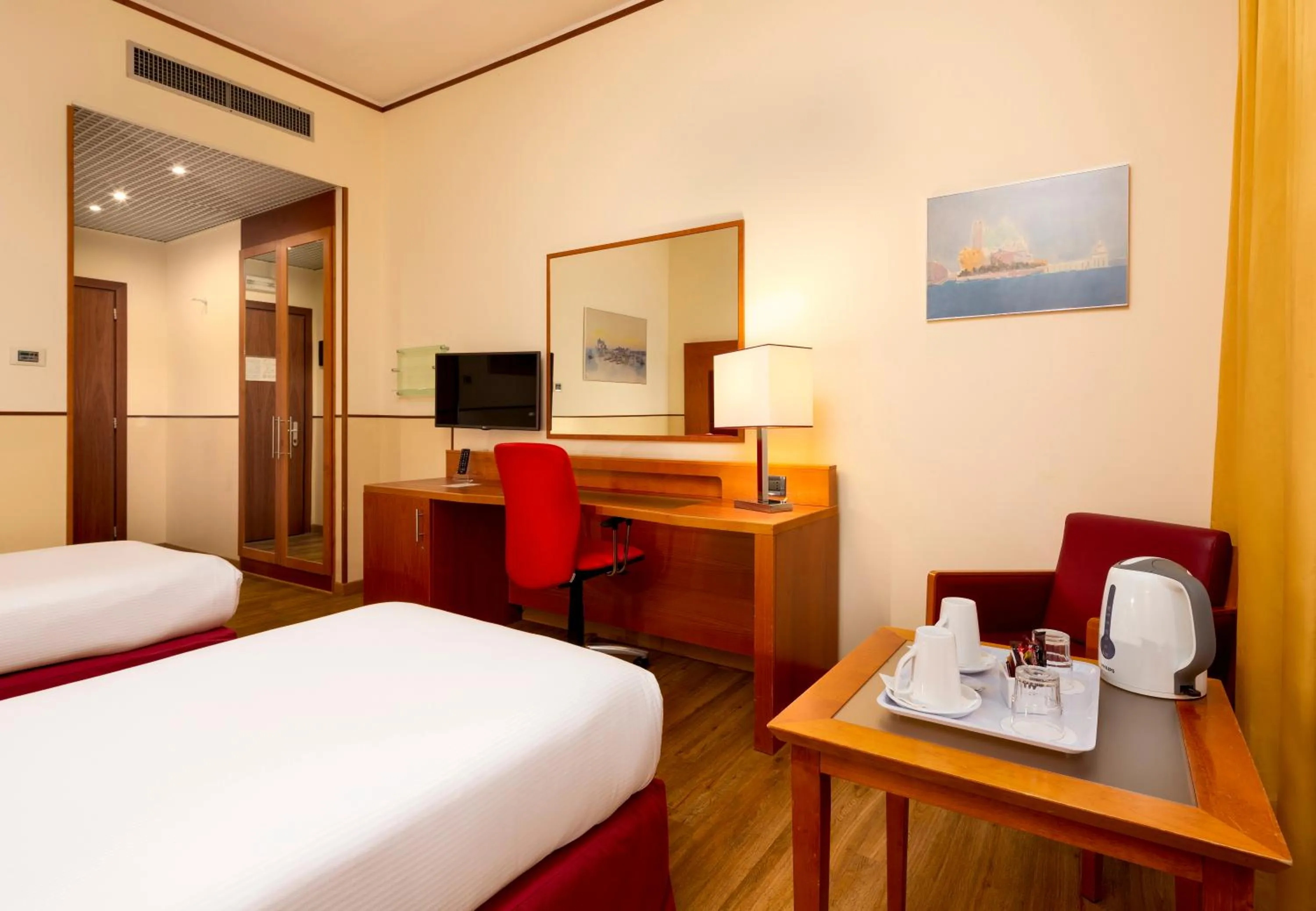 Bedroom, Bed in Crowne Plaza Venice East by IHG