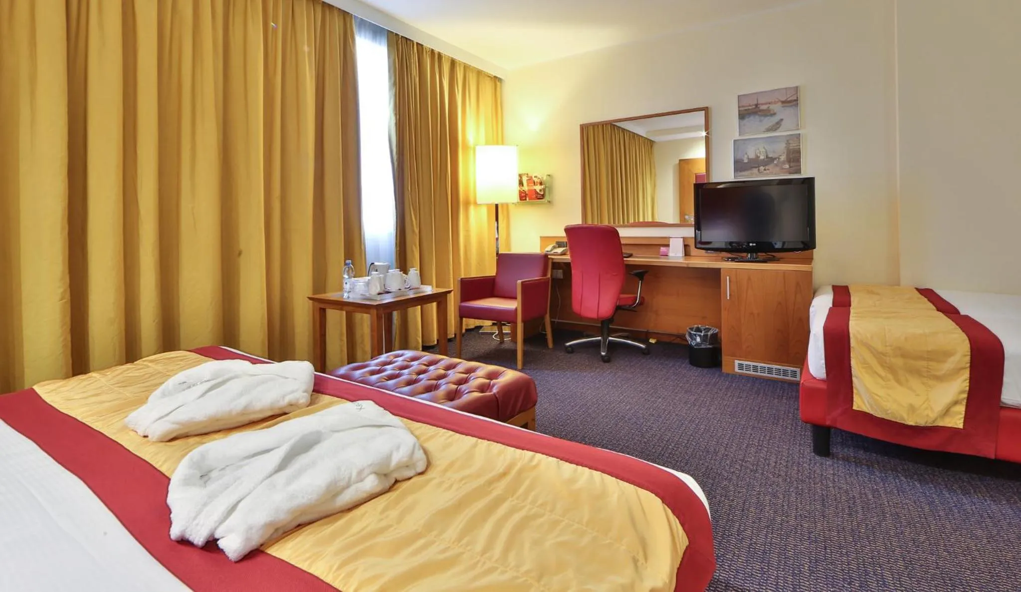 Photo of the whole room, Bed in Crowne Plaza Venice East by IHG
