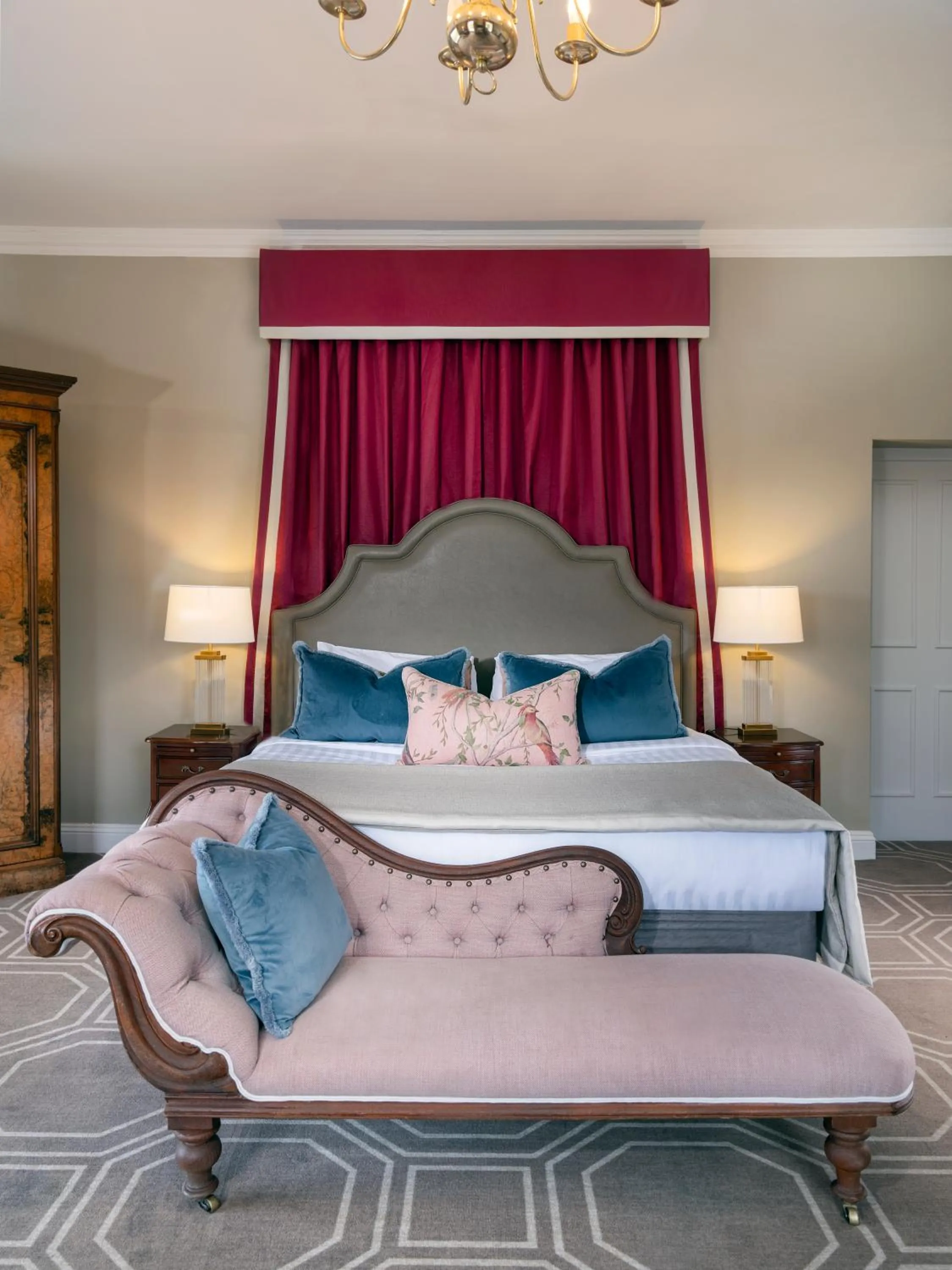 Bed in Castle Oaks House Hotel