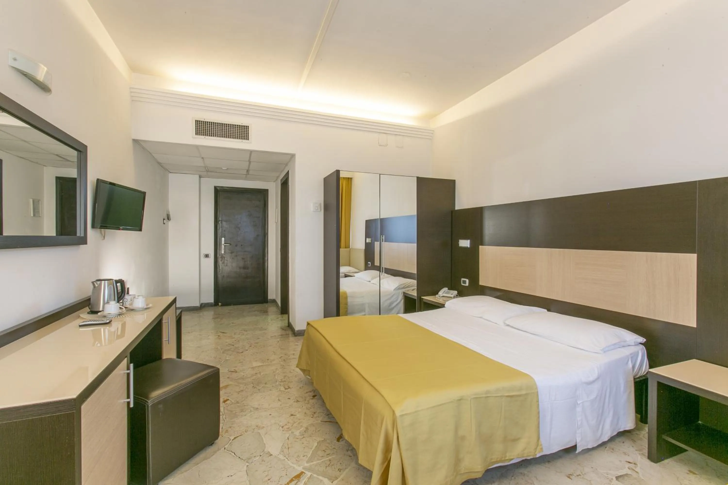 Coffee/tea facilities, Bed in Hotel Boomerang