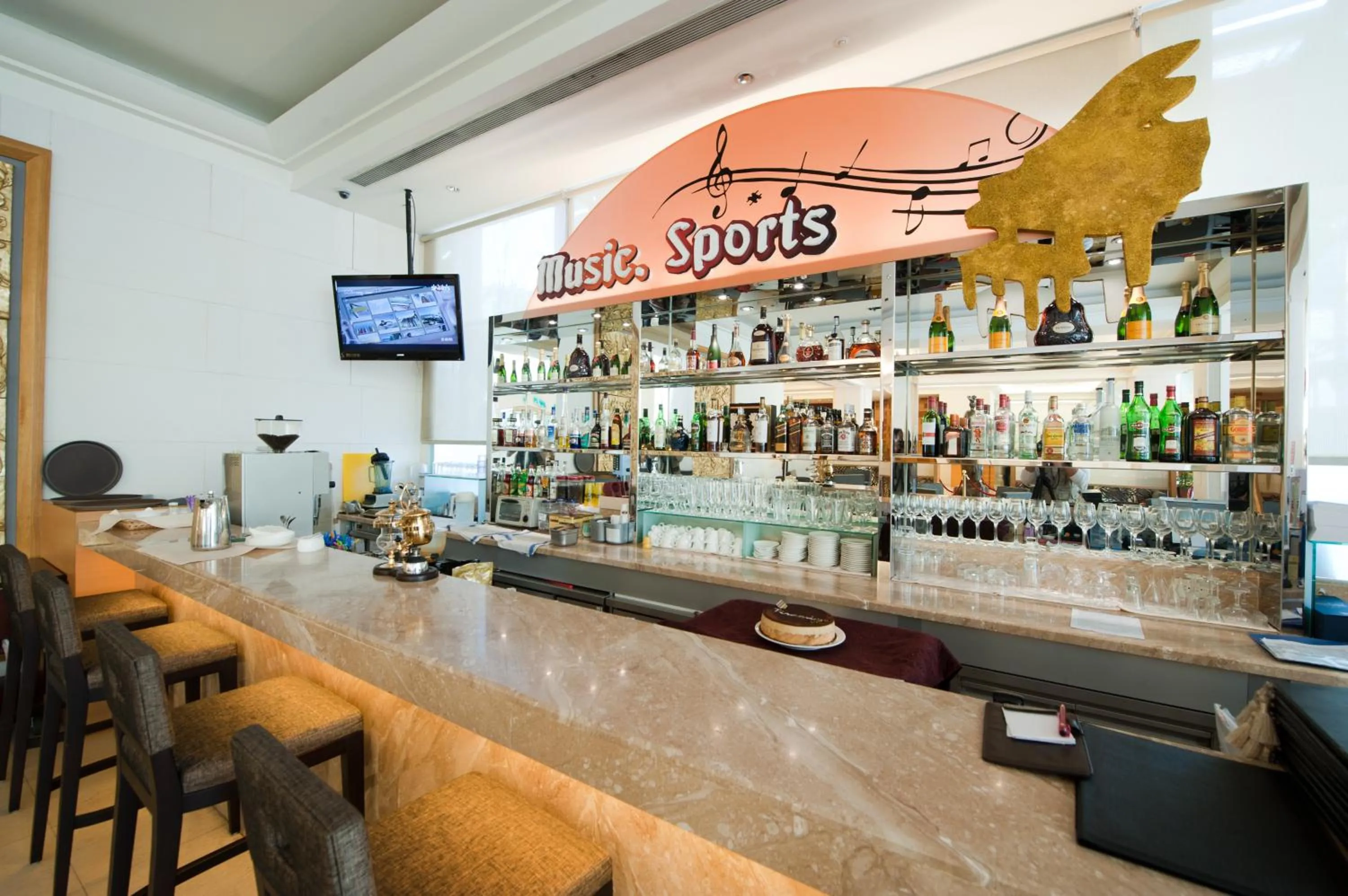 Restaurant/places to eat in Nice Prince Hotel