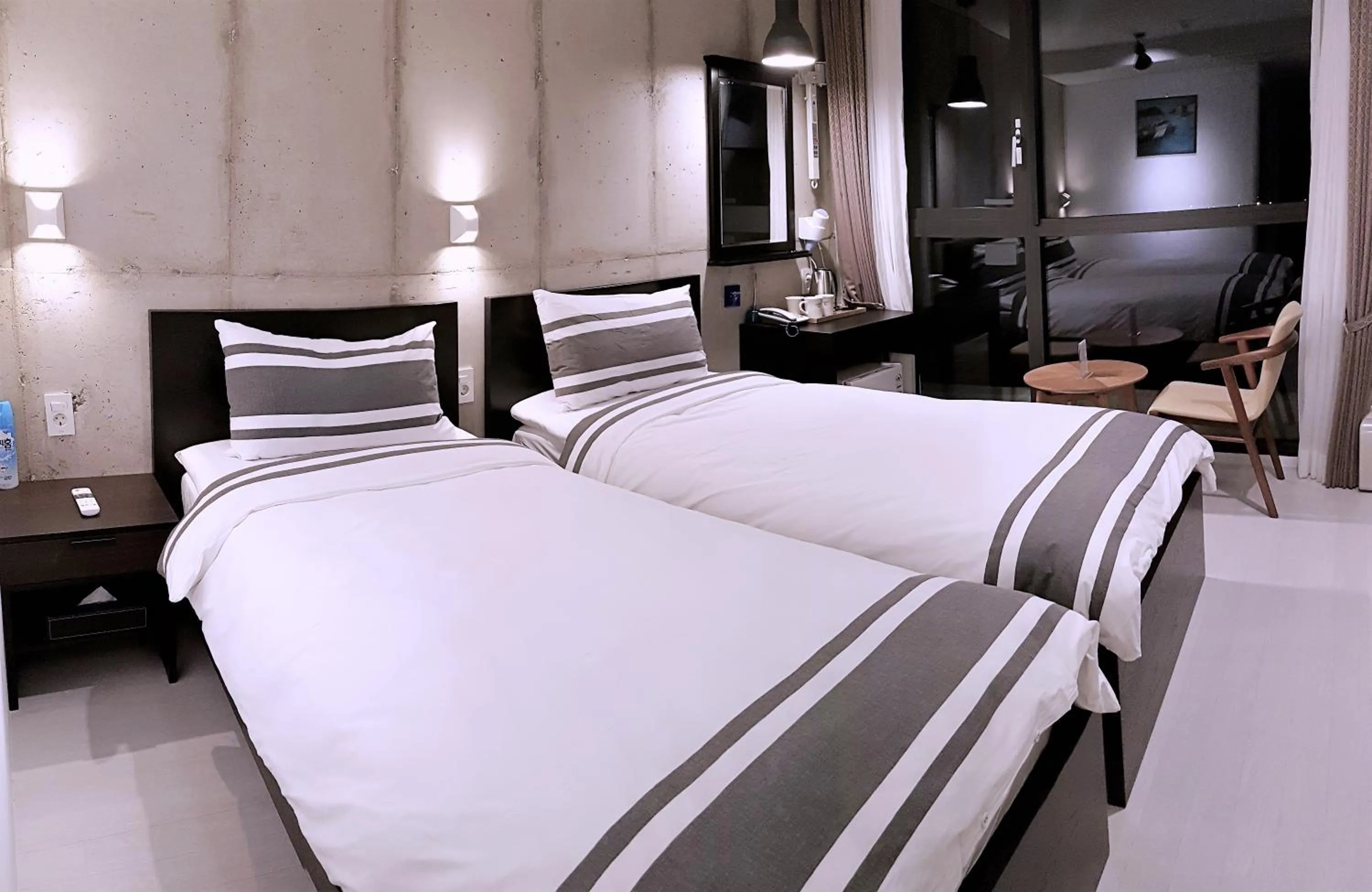 Photo of the whole room, Bed in Hotel Stay Interview Jeju