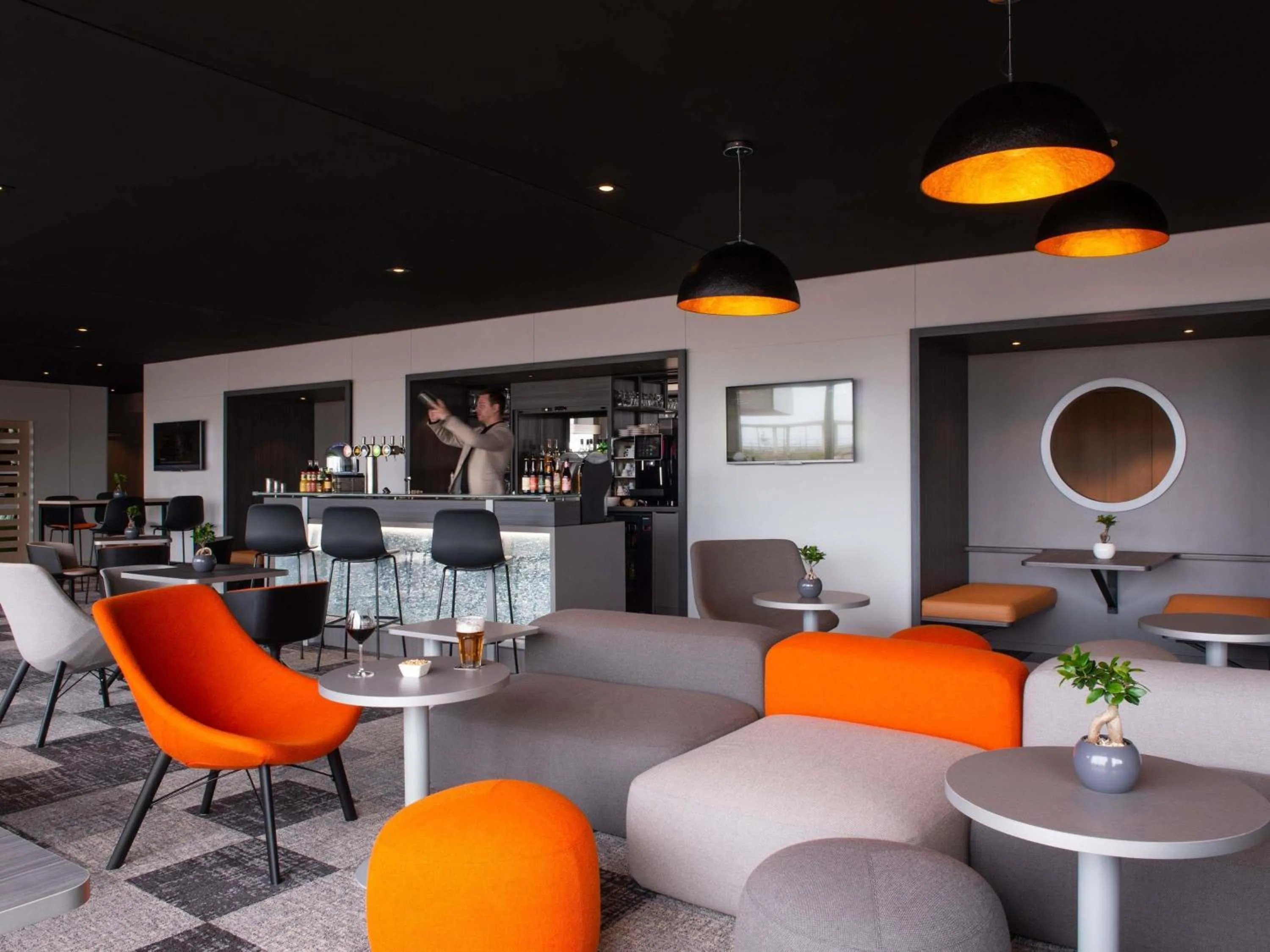 Lounge or bar in Mercure Dieppe La Présidence