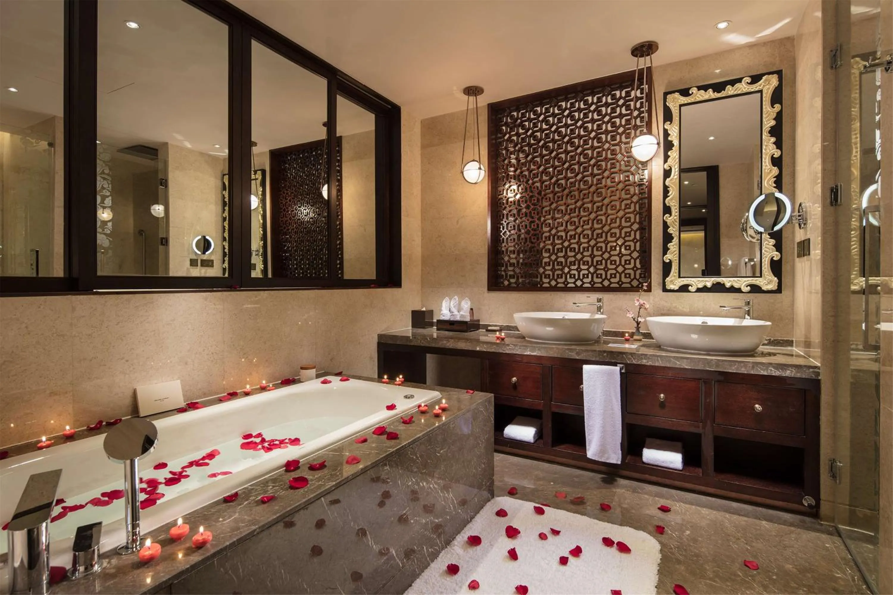 Bathroom, Bed in Hilton Linzhi Resort