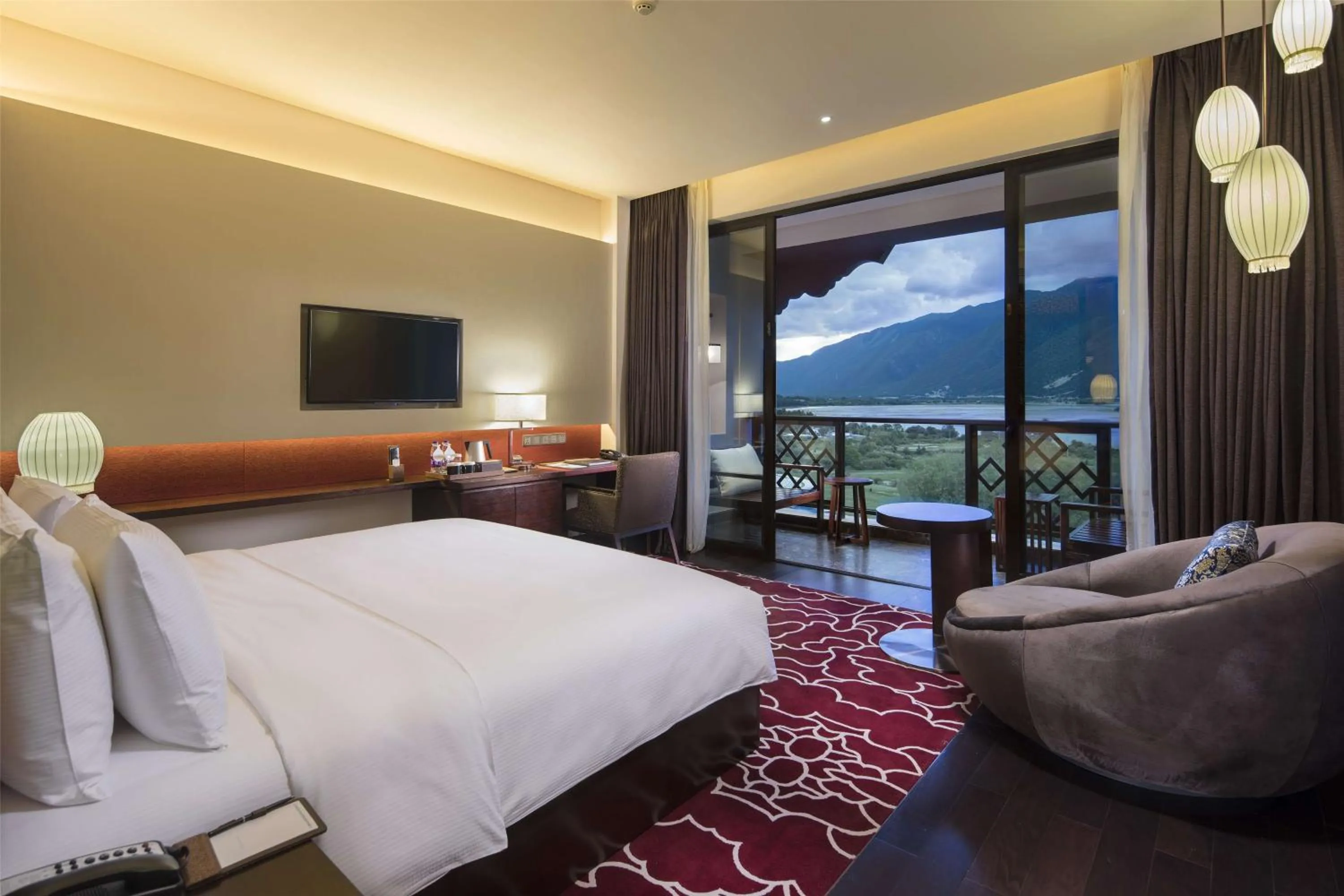 Living room, Bed in Hilton Linzhi Resort