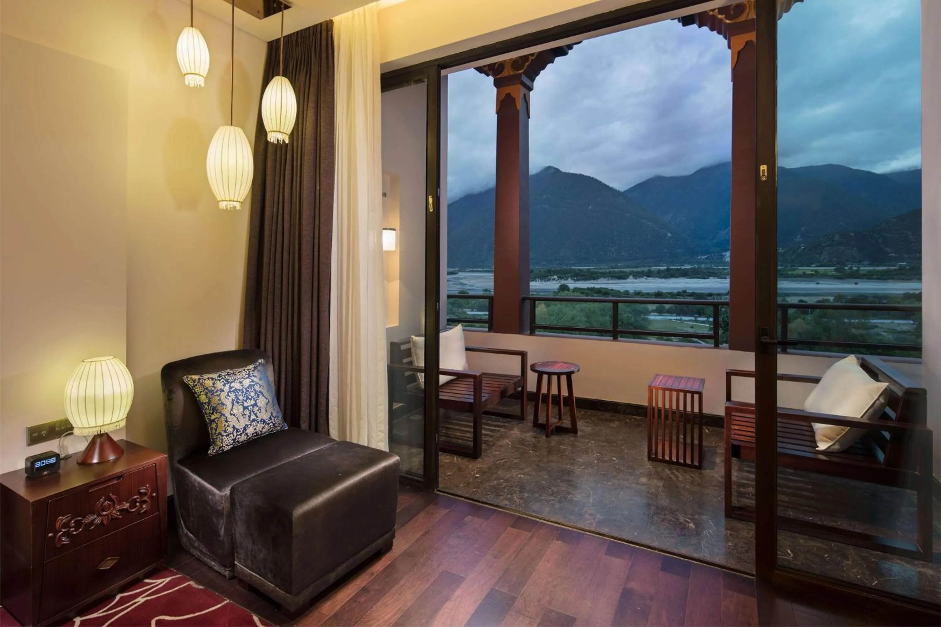 Living room in Hilton Linzhi Resort