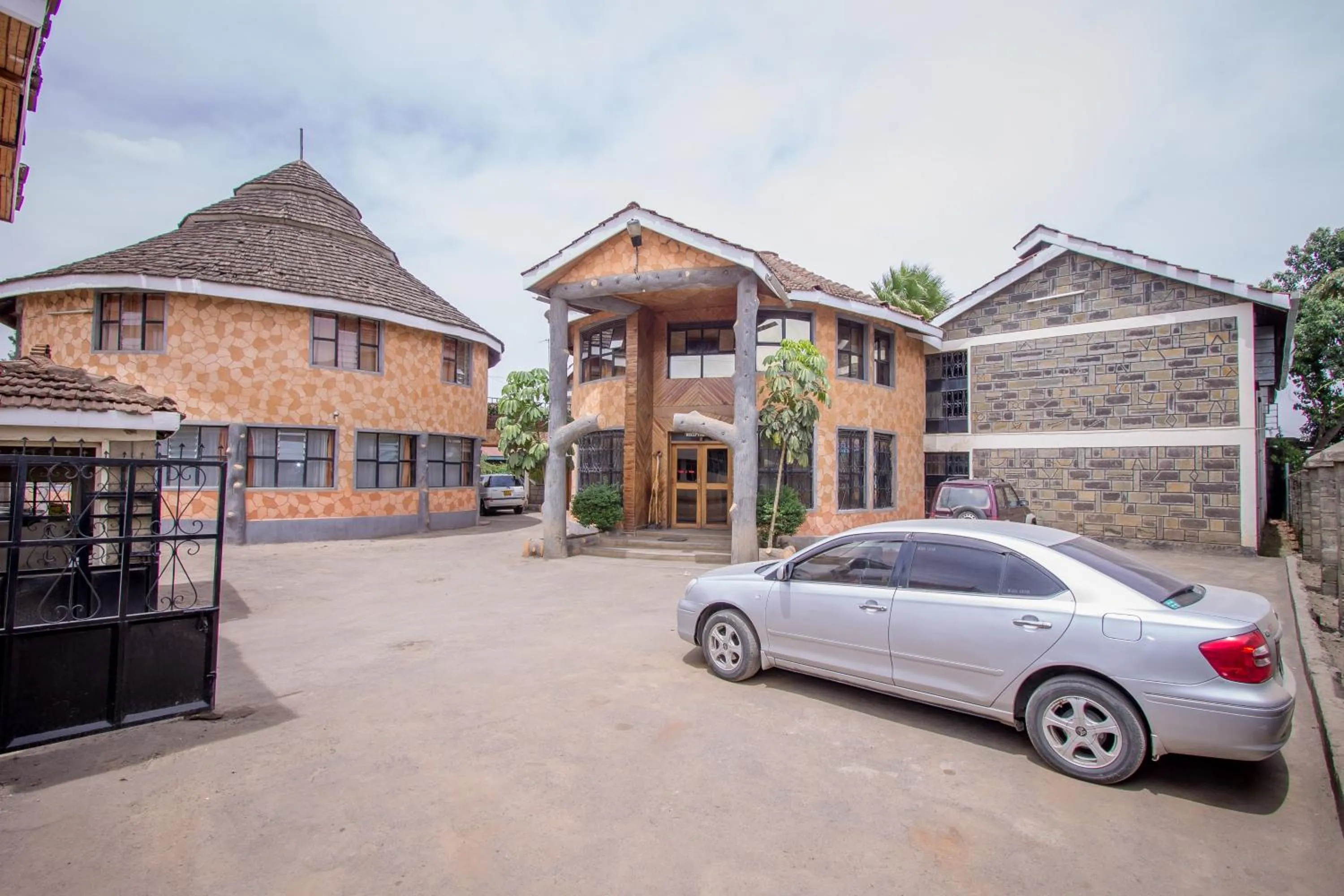 Facade/entrance in Hotel Genevieve