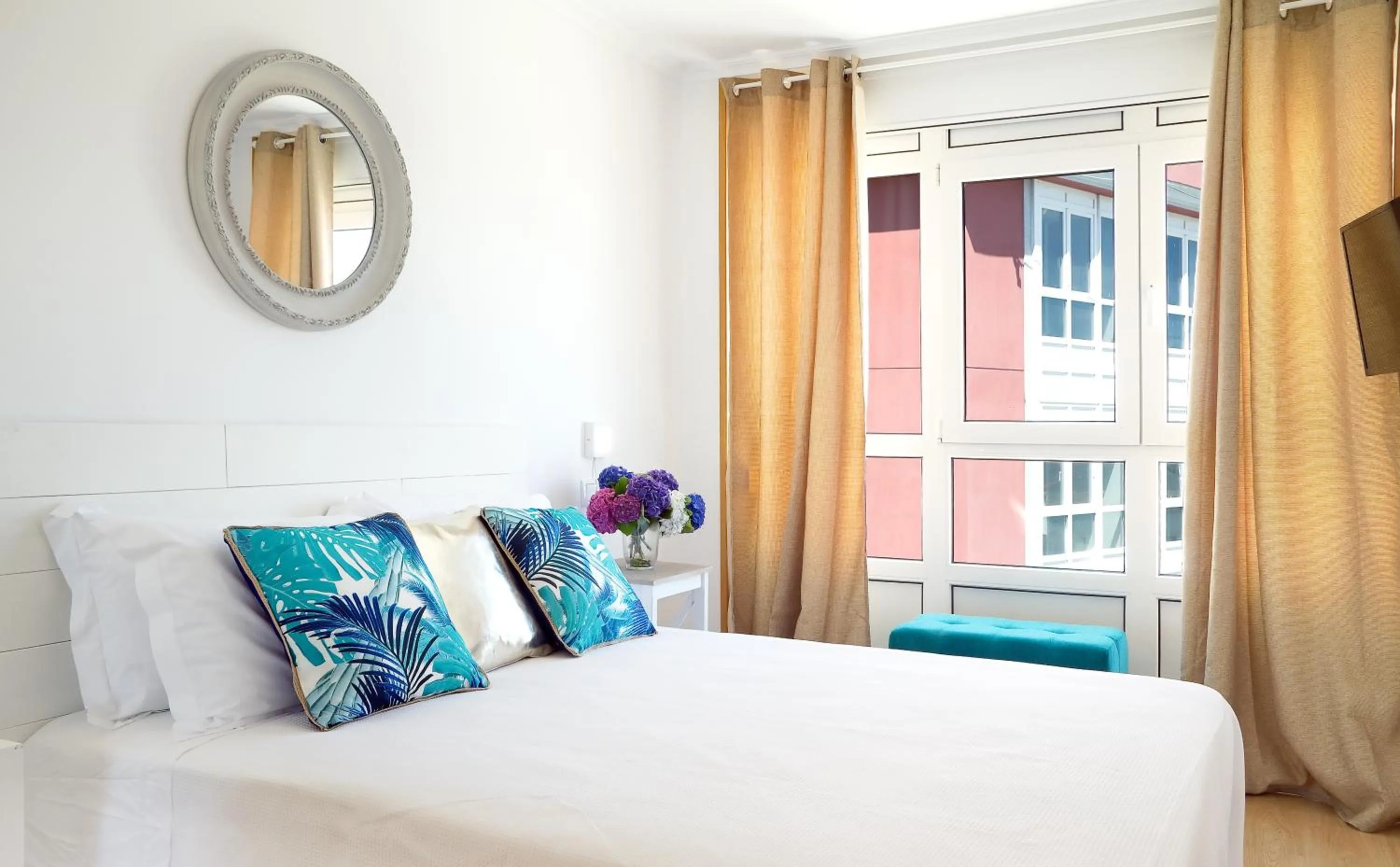 Photo of the whole room, Bed in Duerming Sea View Viveiro