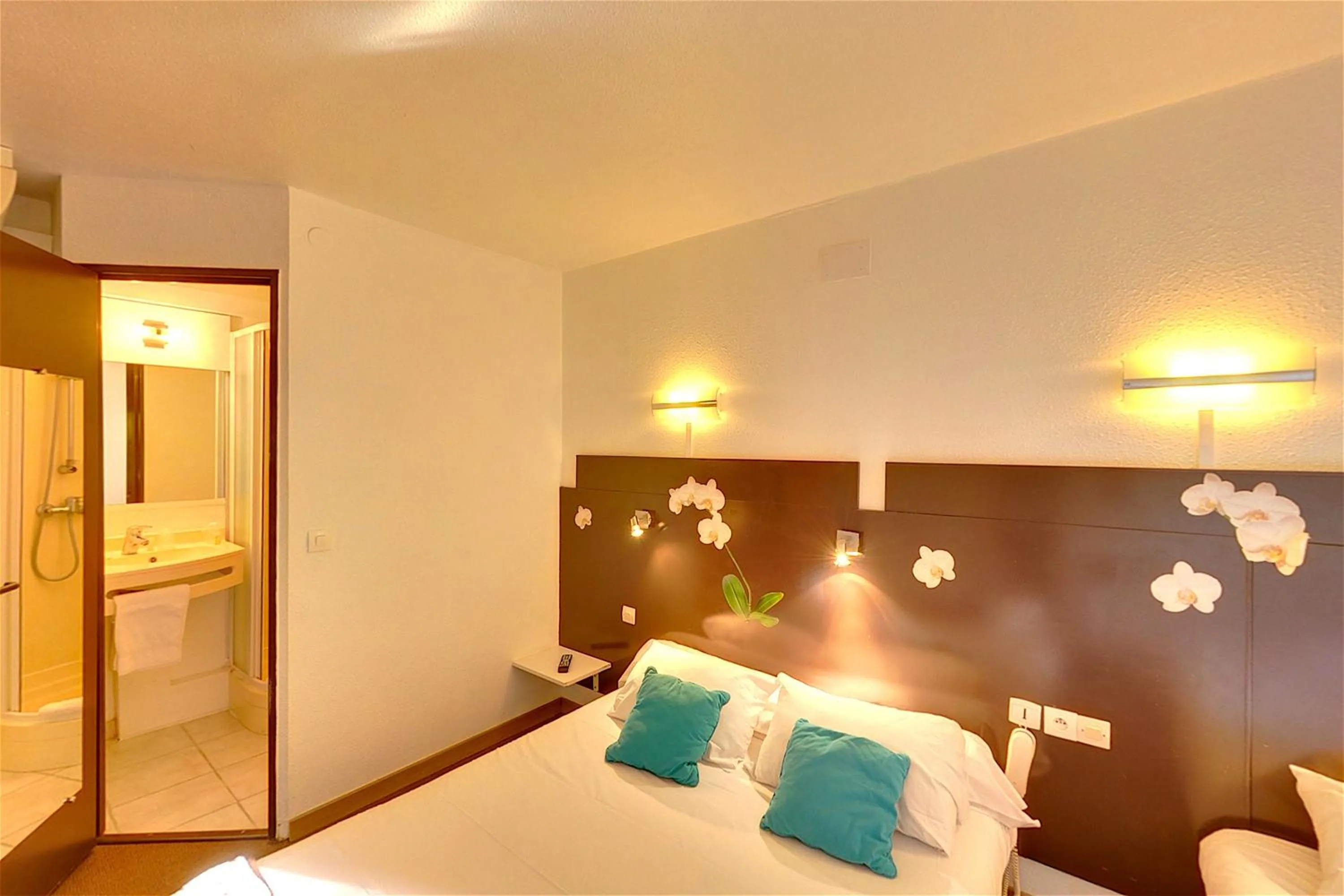 Bathroom, Bed in The Originals Access, Hôtel Béziers Est