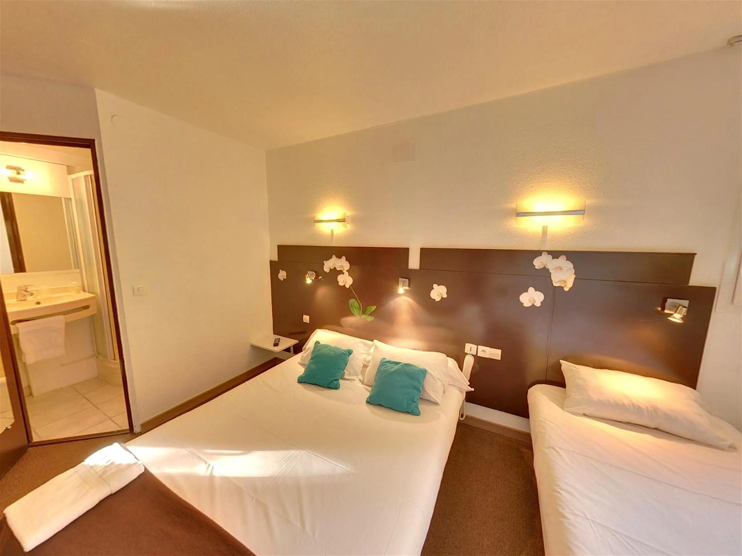 Bathroom, Bed in The Originals Access, Hôtel Béziers Est