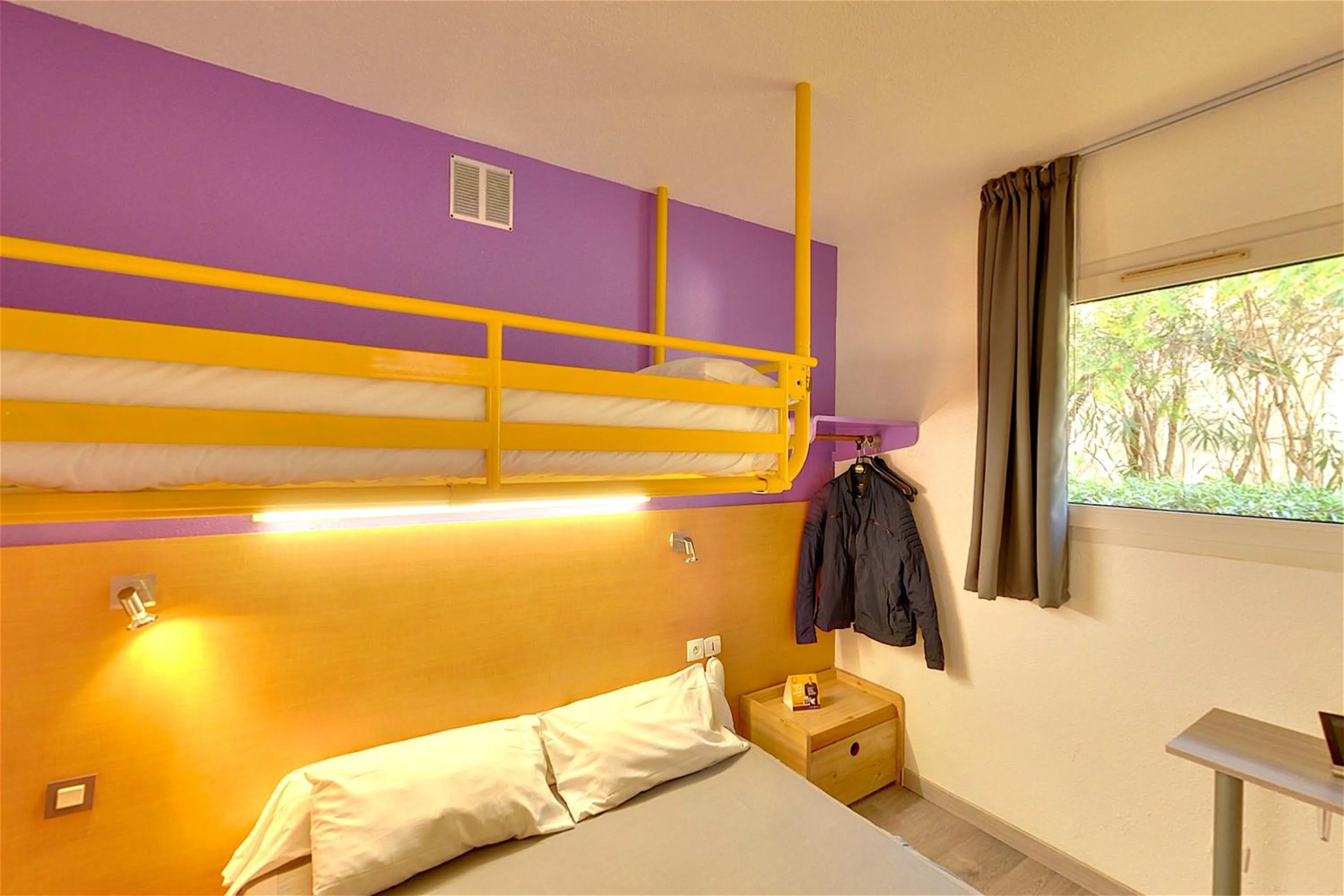 Seating area, Bed in The Originals Access, Hôtel Béziers Est