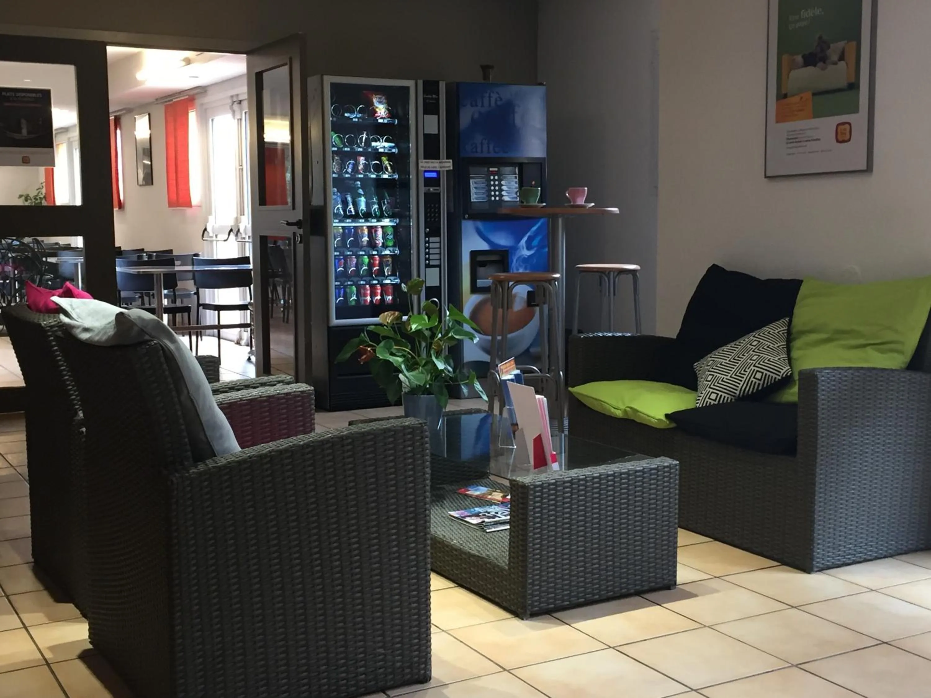 Lobby or reception in The Originals Access, Hôtel Béziers Est