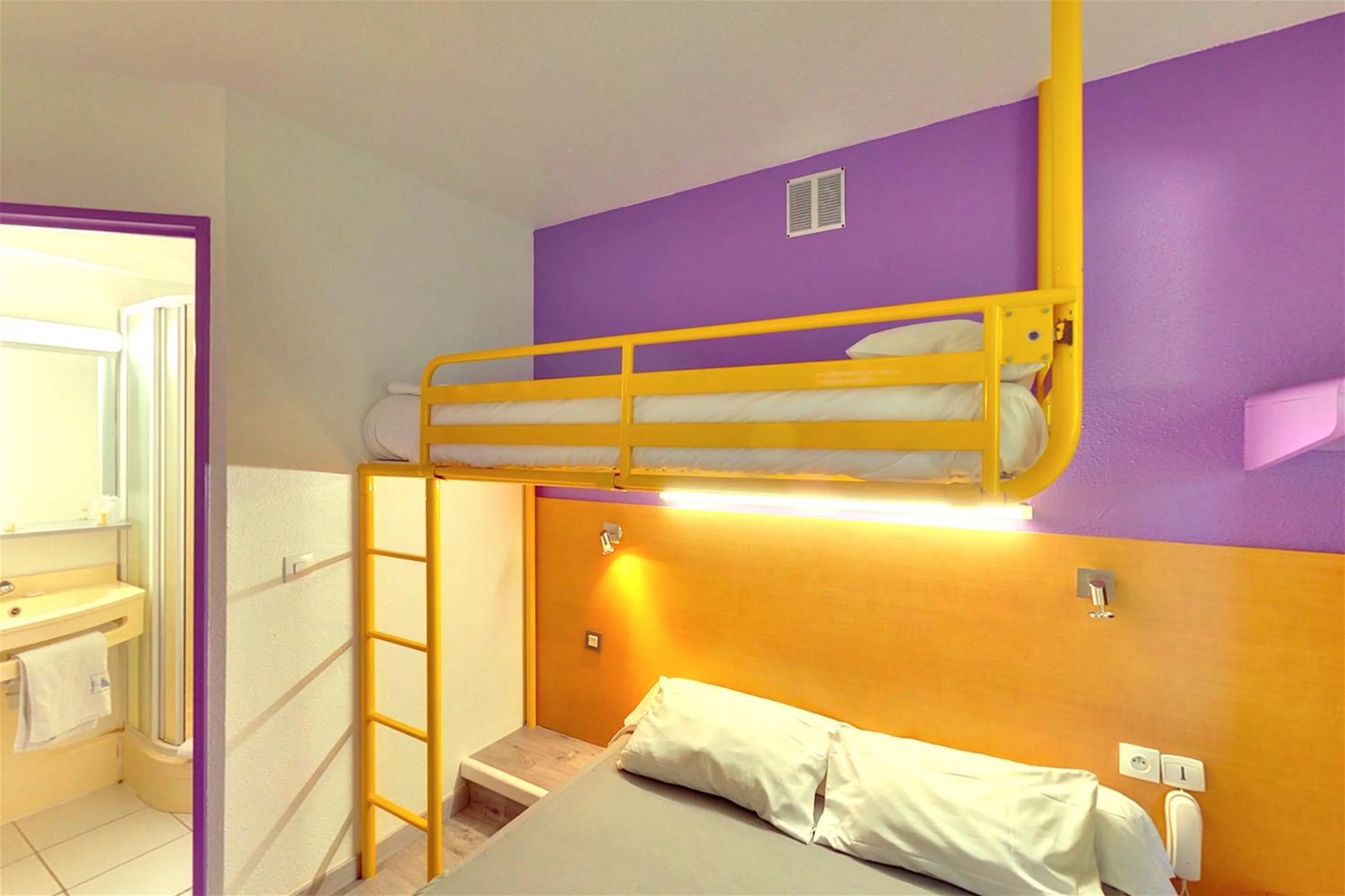 Bathroom, Bed in The Originals Access, Hôtel Béziers Est