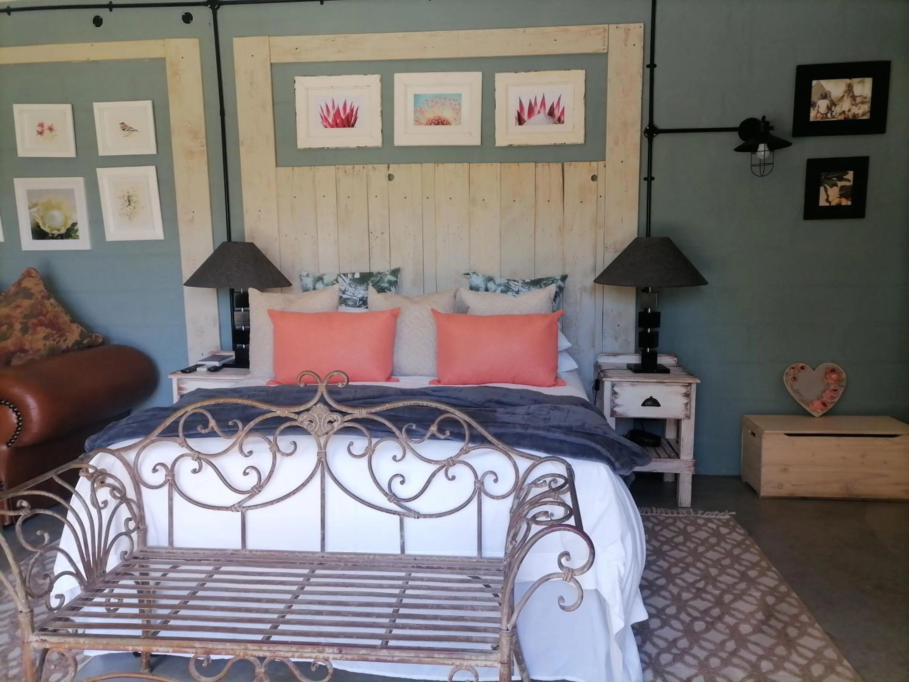 Bed in Daisy Country Lodge