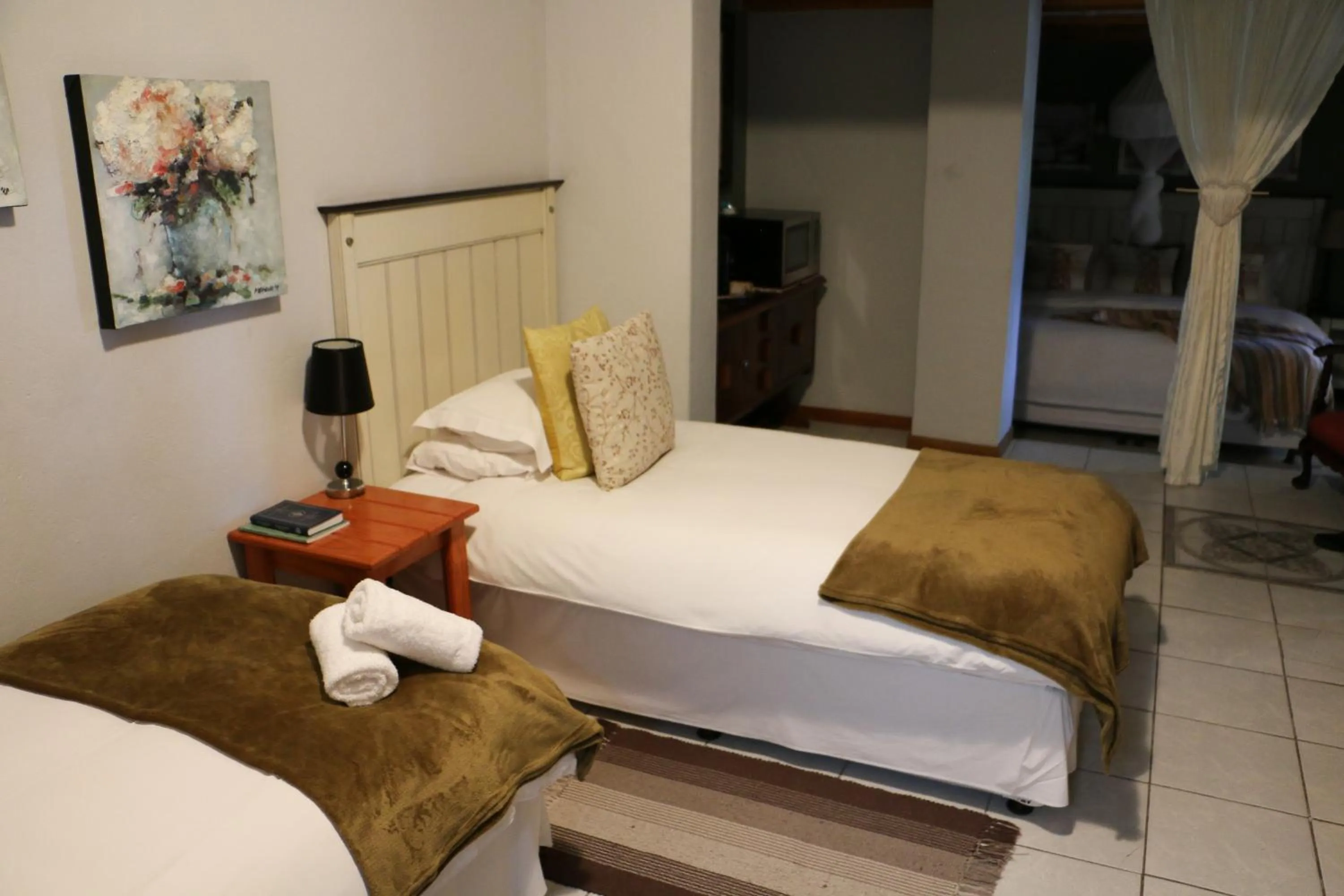 Bedroom, Bed in Daisy Country Lodge