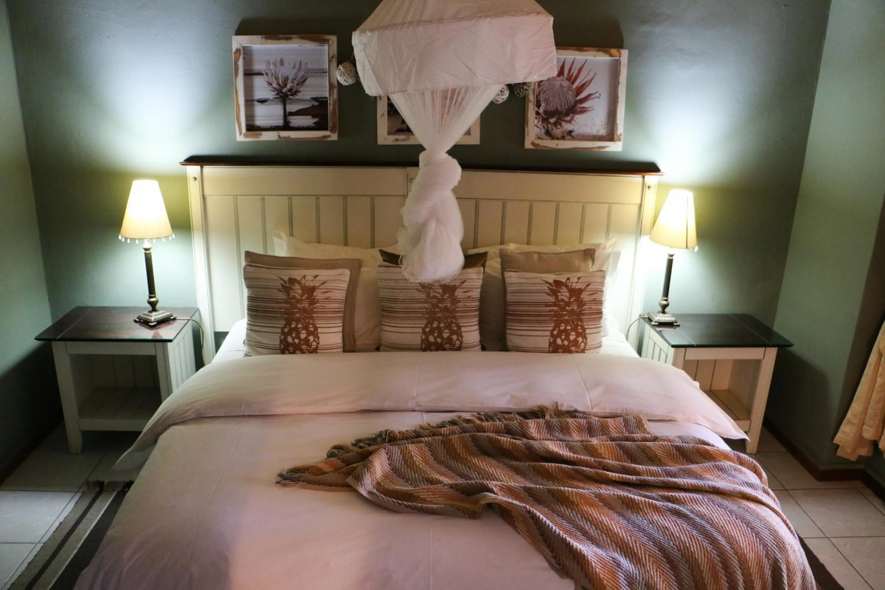 Bedroom, Bed in Daisy Country Lodge