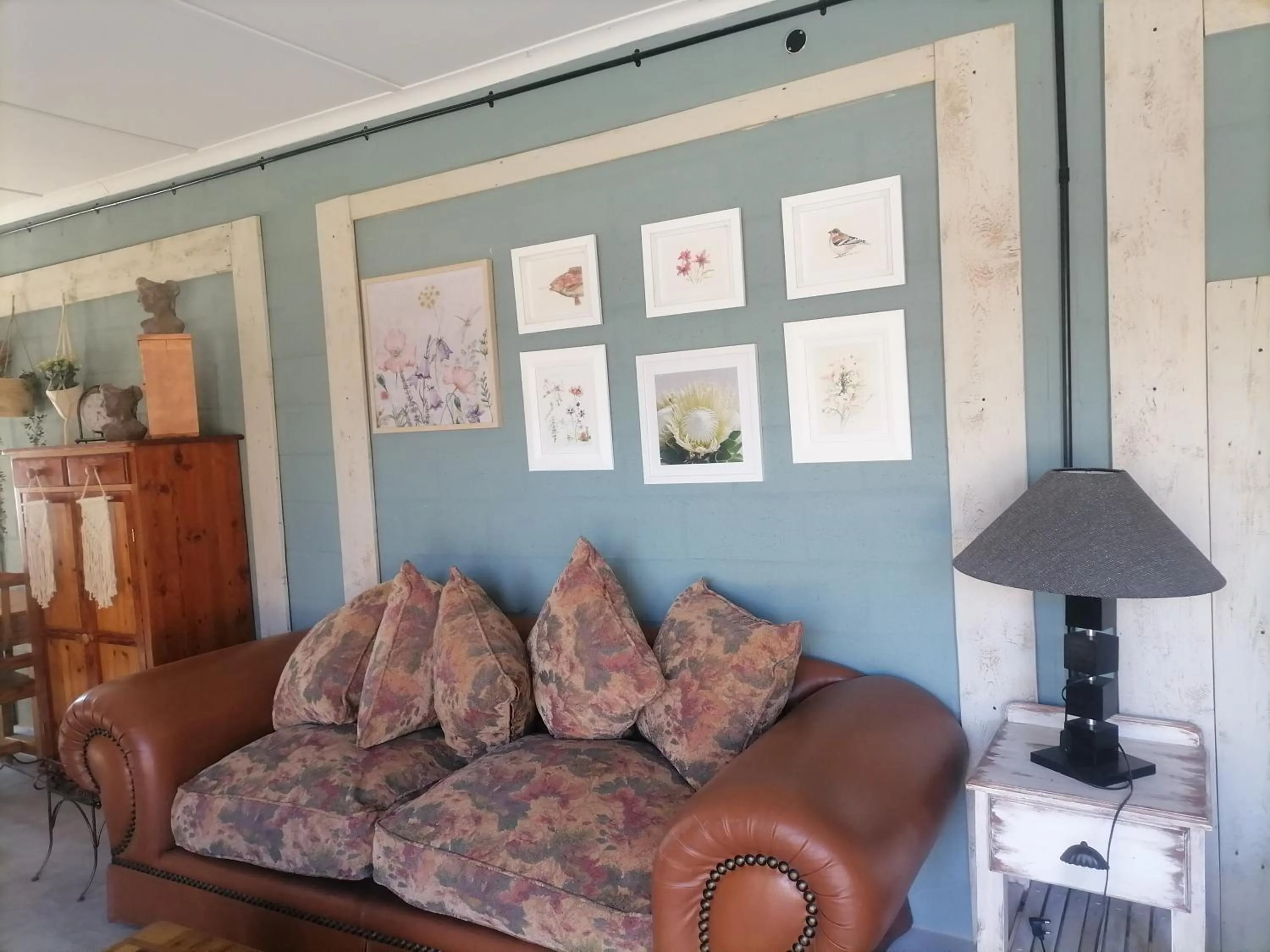 Seating area in Daisy Country Lodge