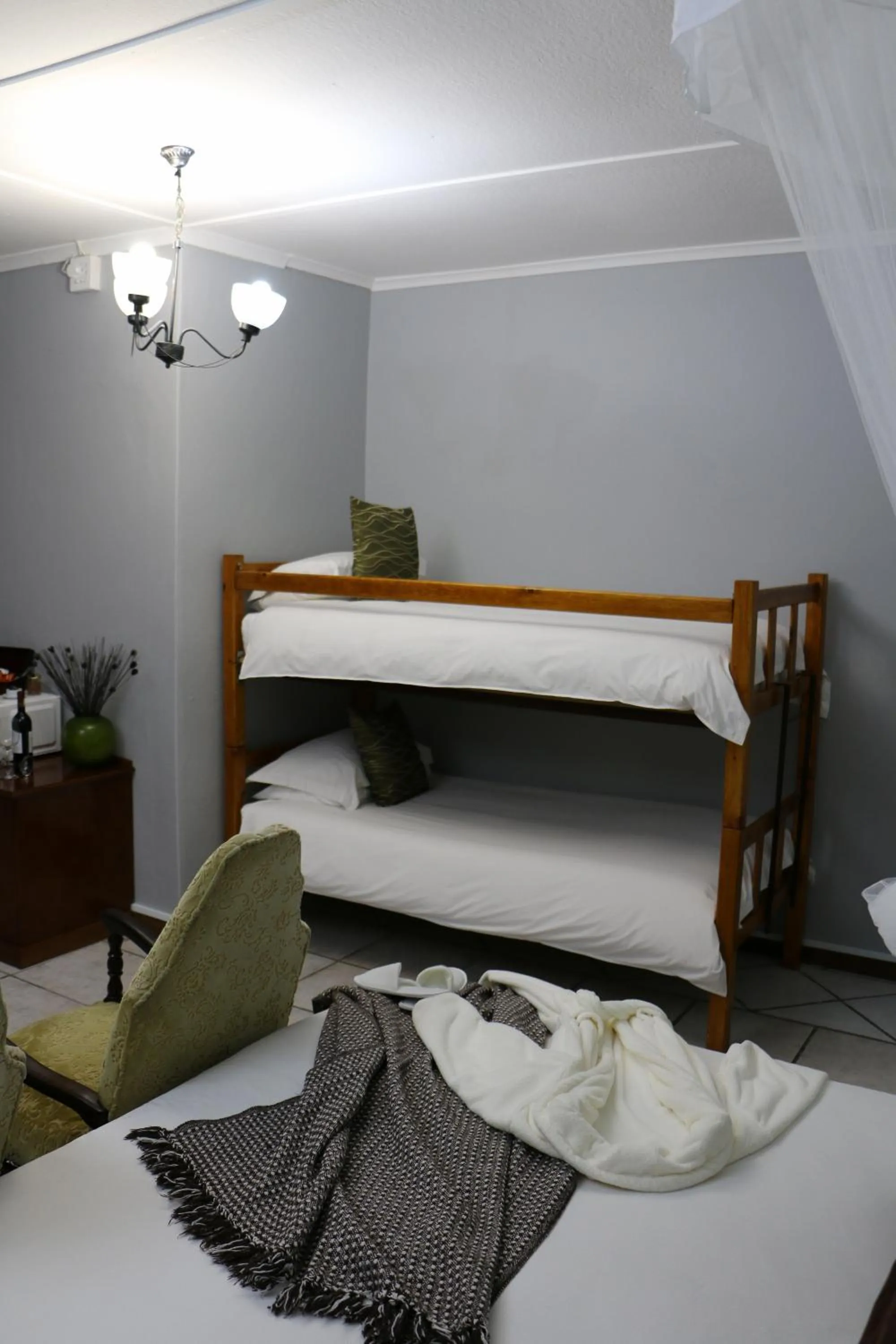 Bedroom, Bed in Daisy Country Lodge