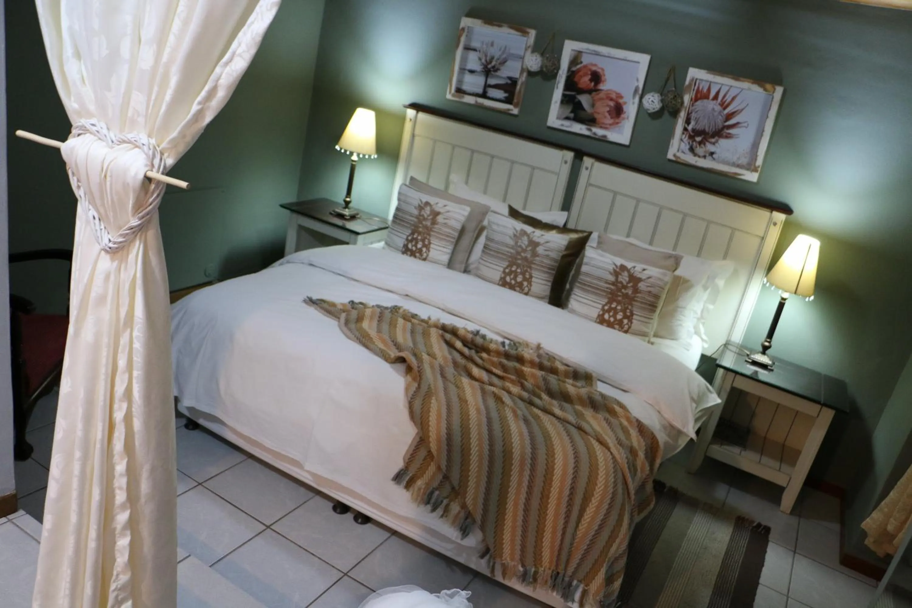 Bedroom, Bed in Daisy Country Lodge