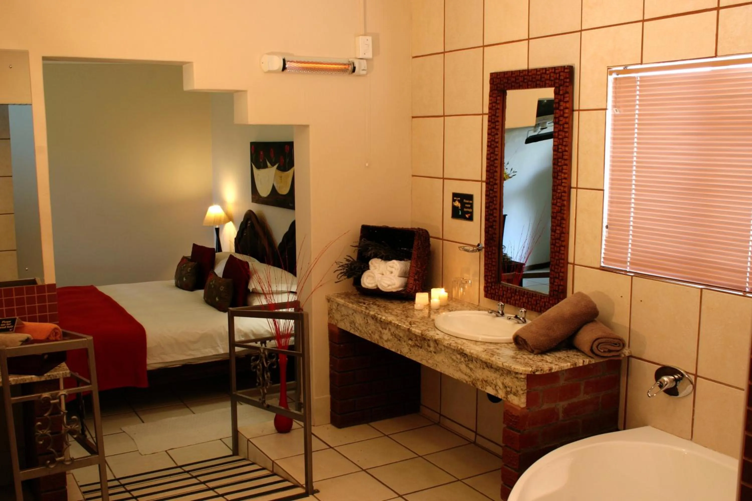 Bathroom, Bed in Daisy Country Lodge