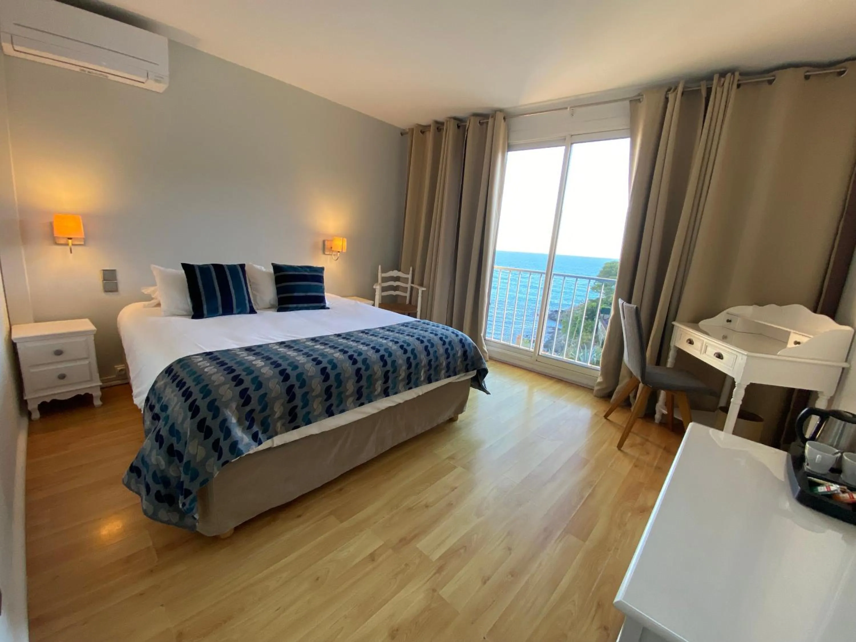 Bedroom, Bed in Hotel Le Bon Port