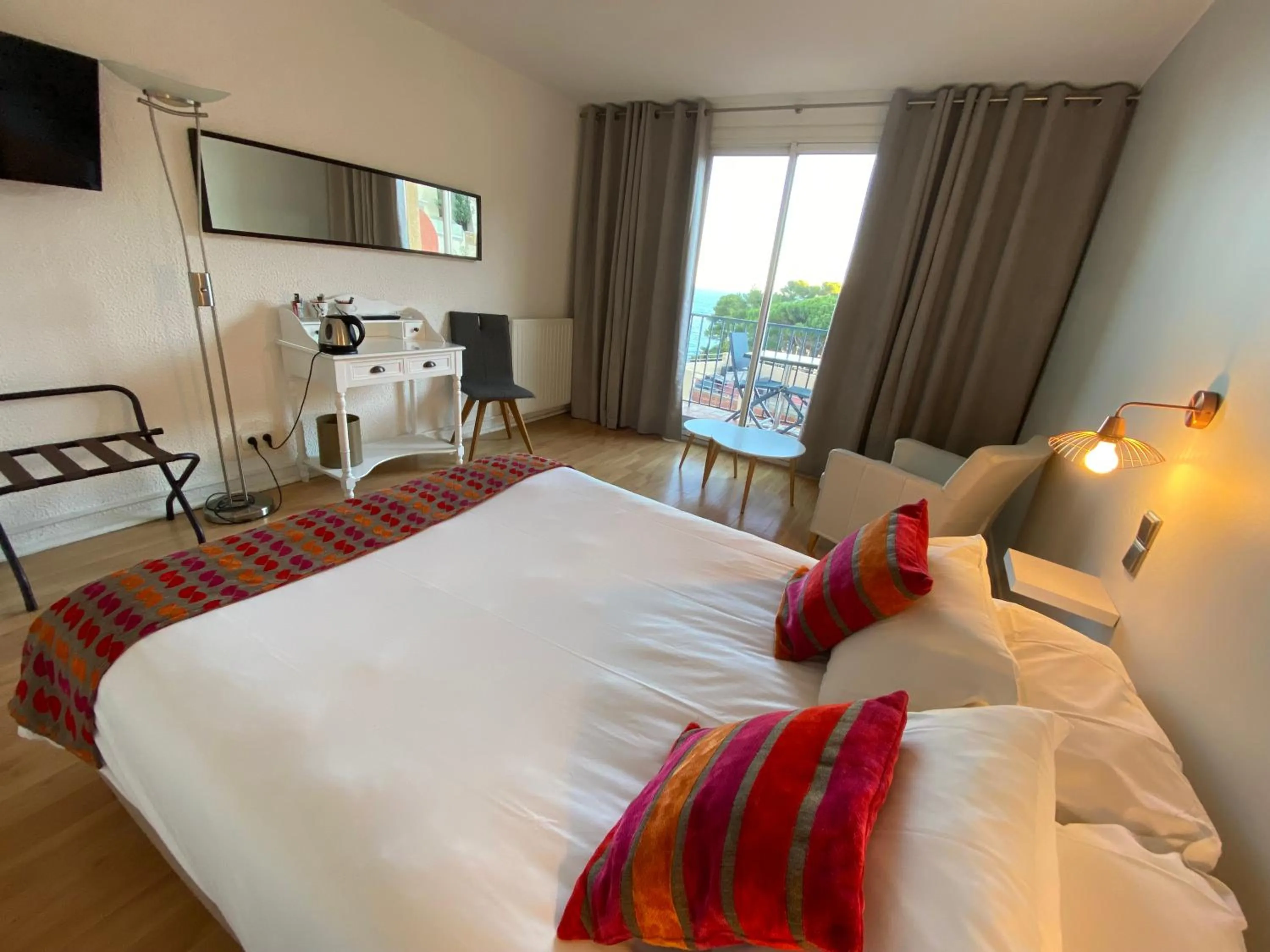 TV and multimedia, Bed in Hotel Le Bon Port