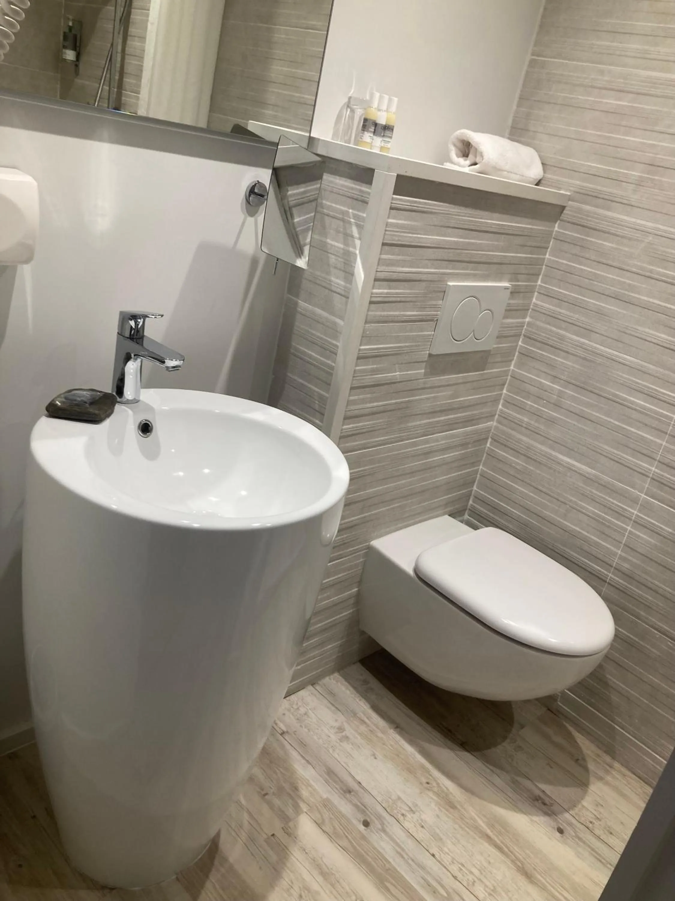 Toilet in Hotel Le Bon Port