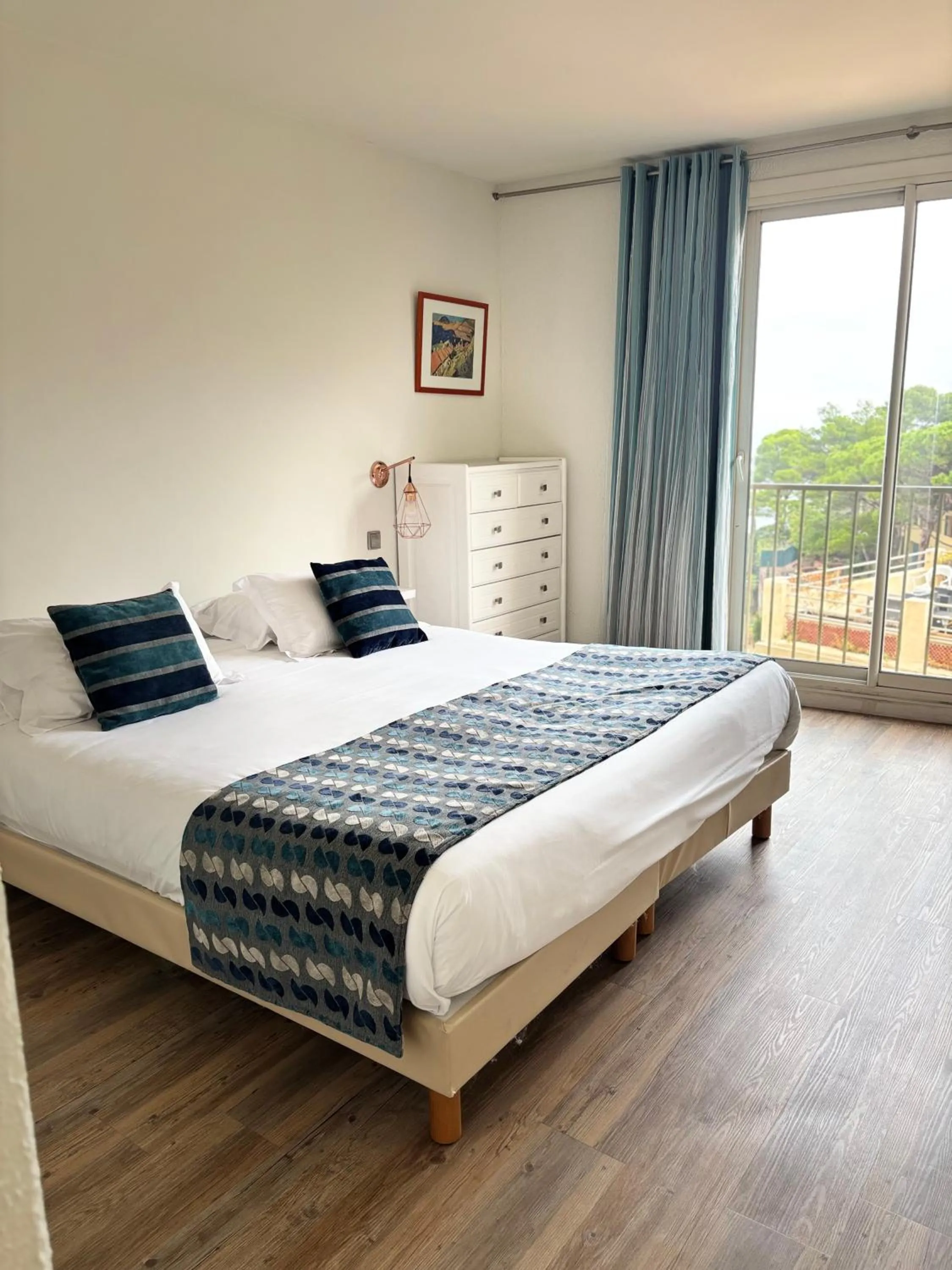 Property building, Bed in Hotel Le Bon Port