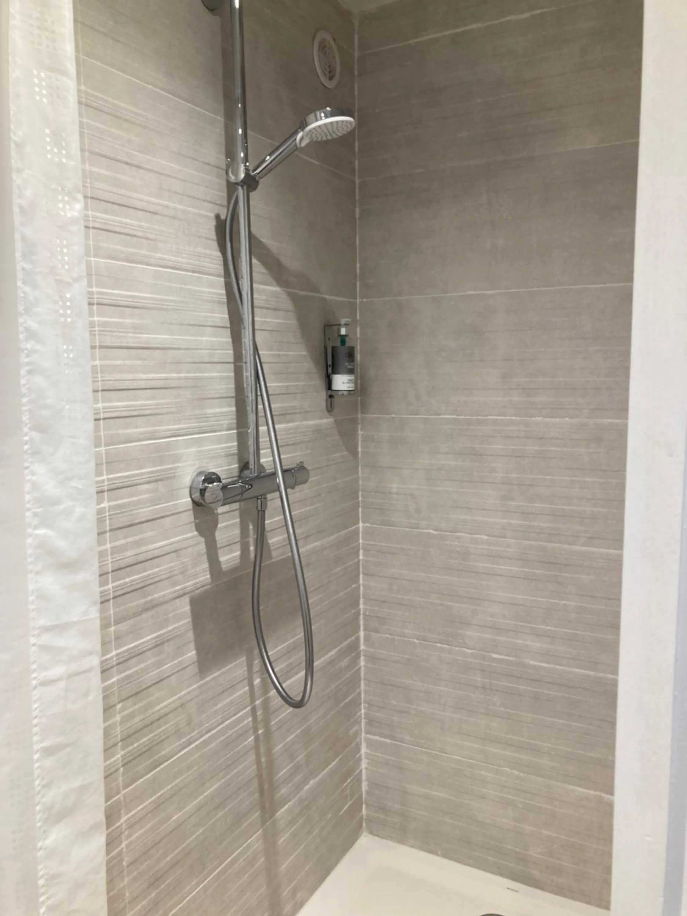 Shower in Hotel Le Bon Port