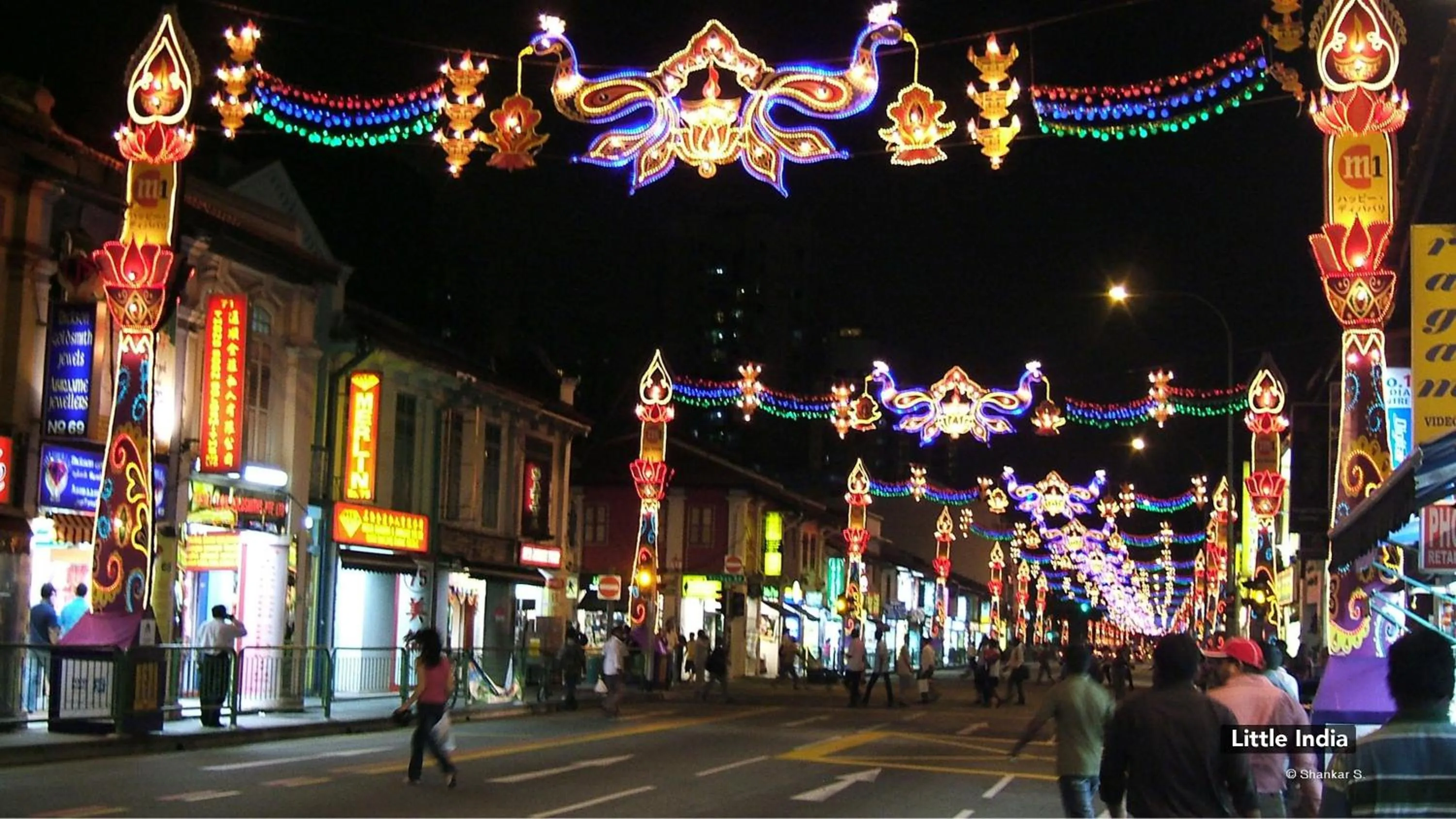 Shopping Area in five6 Hotel Splendour