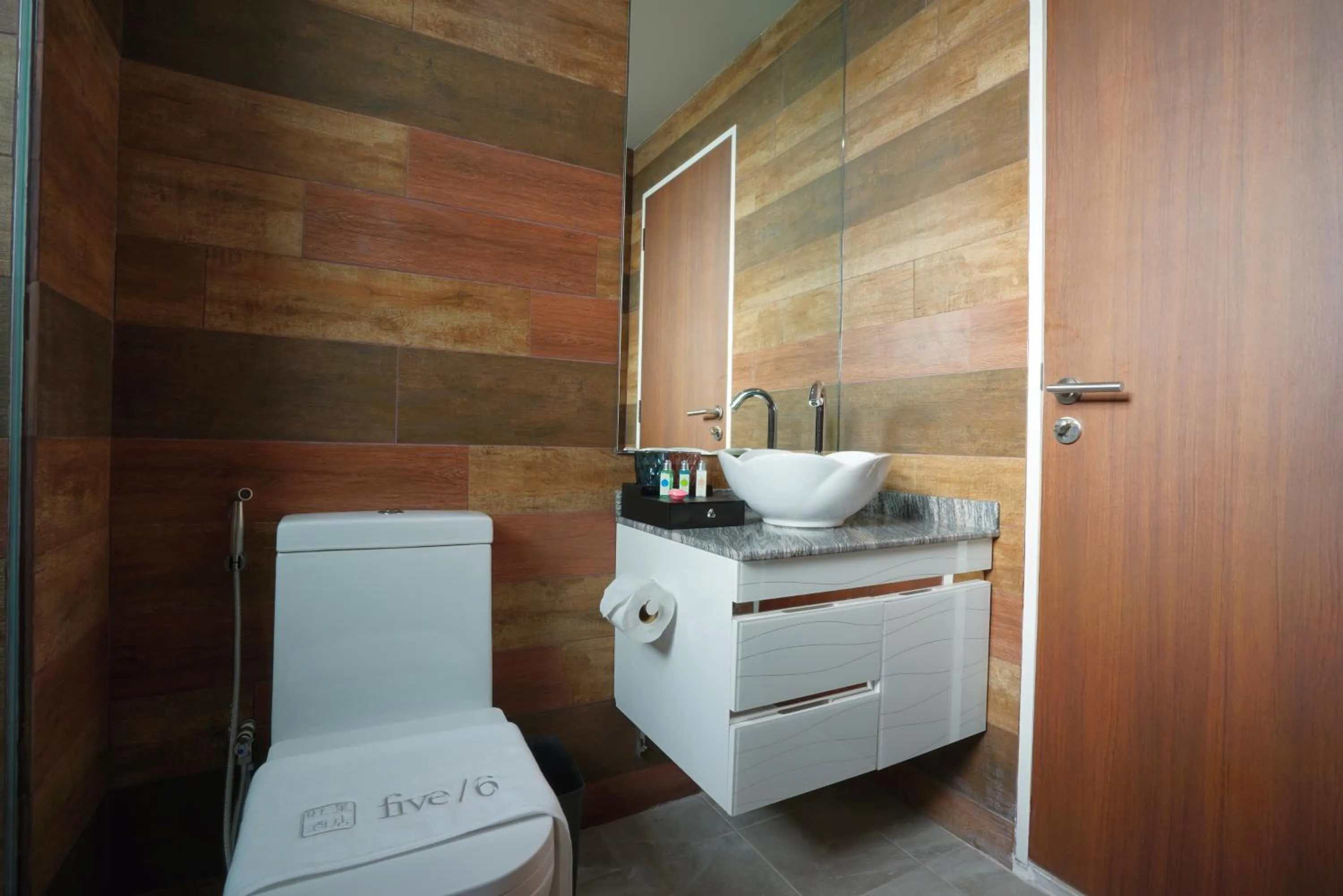 Toilet, Bed in five6 Hotel Splendour