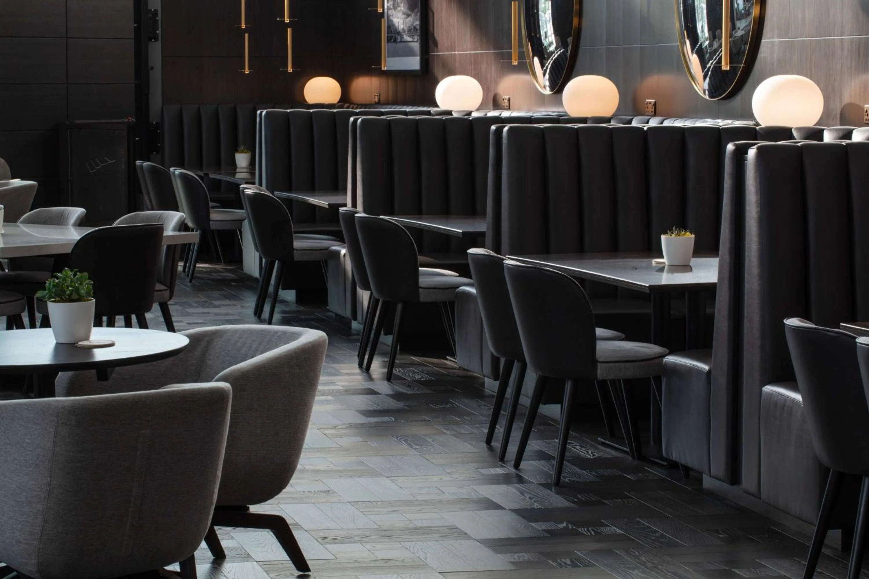 Lounge or bar in Radisson Blu Hotel London Stansted Airport