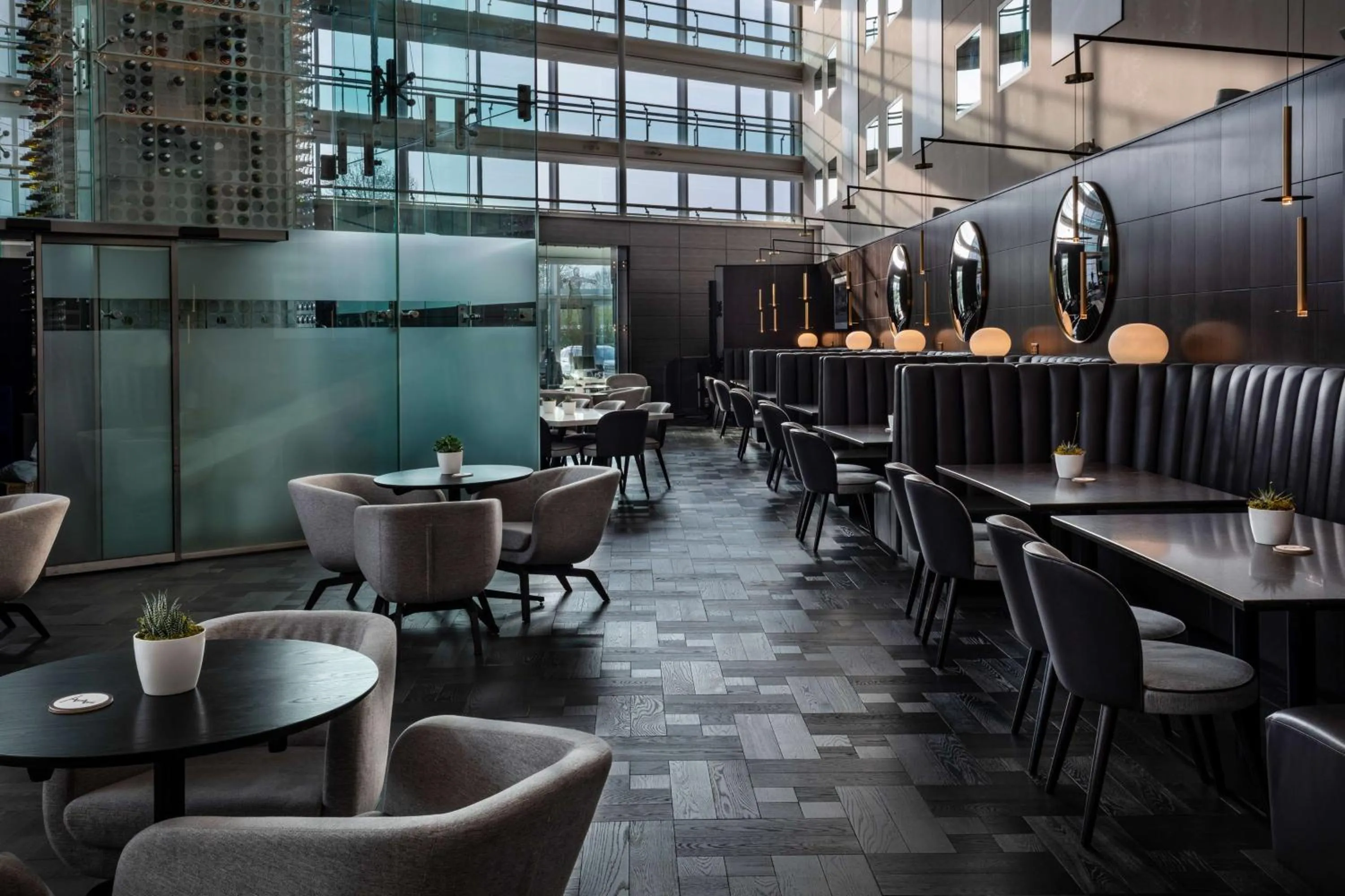 Lounge or bar in Radisson Blu Hotel London Stansted Airport