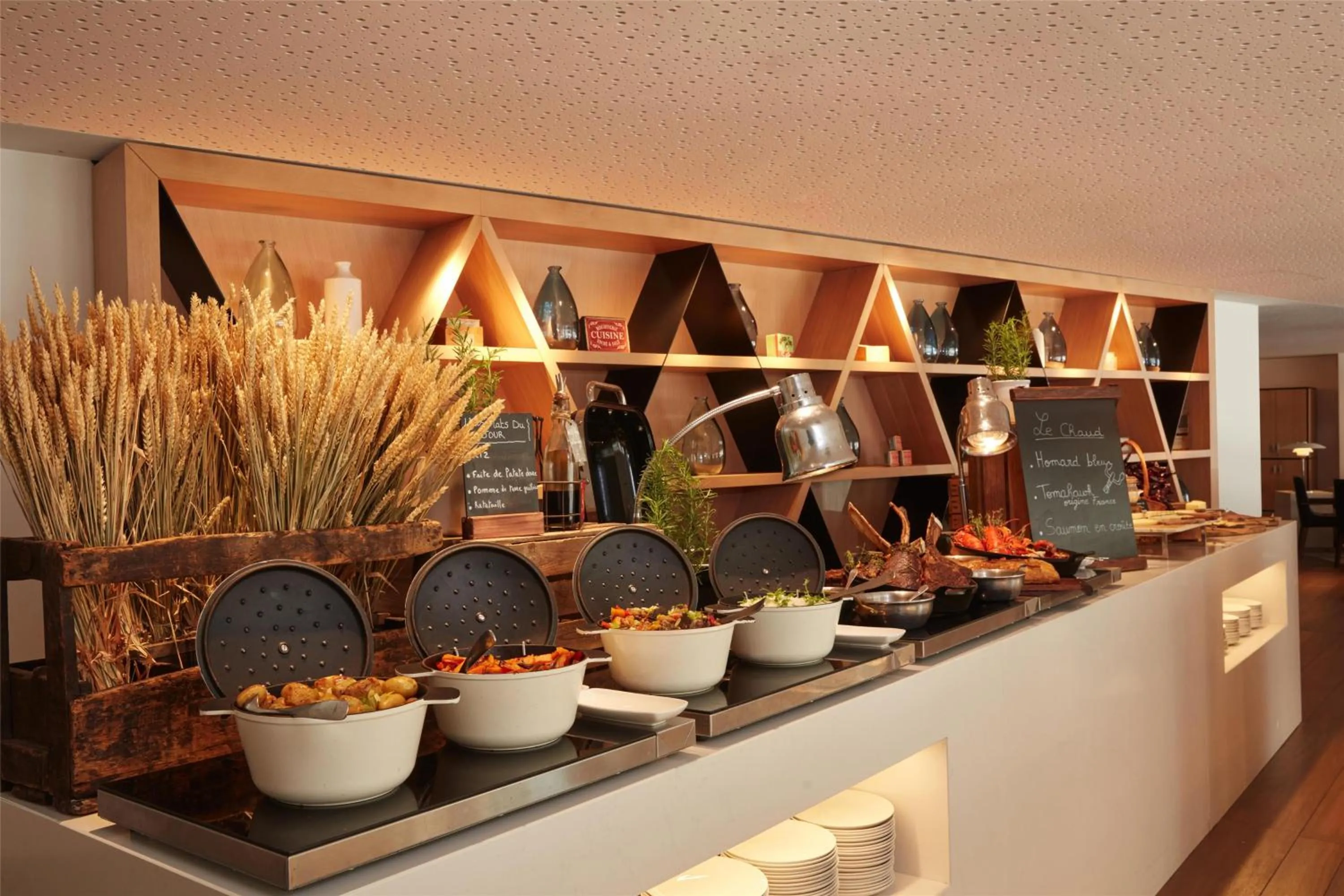 Restaurant/places to eat in Hyatt Regency Paris Etoile