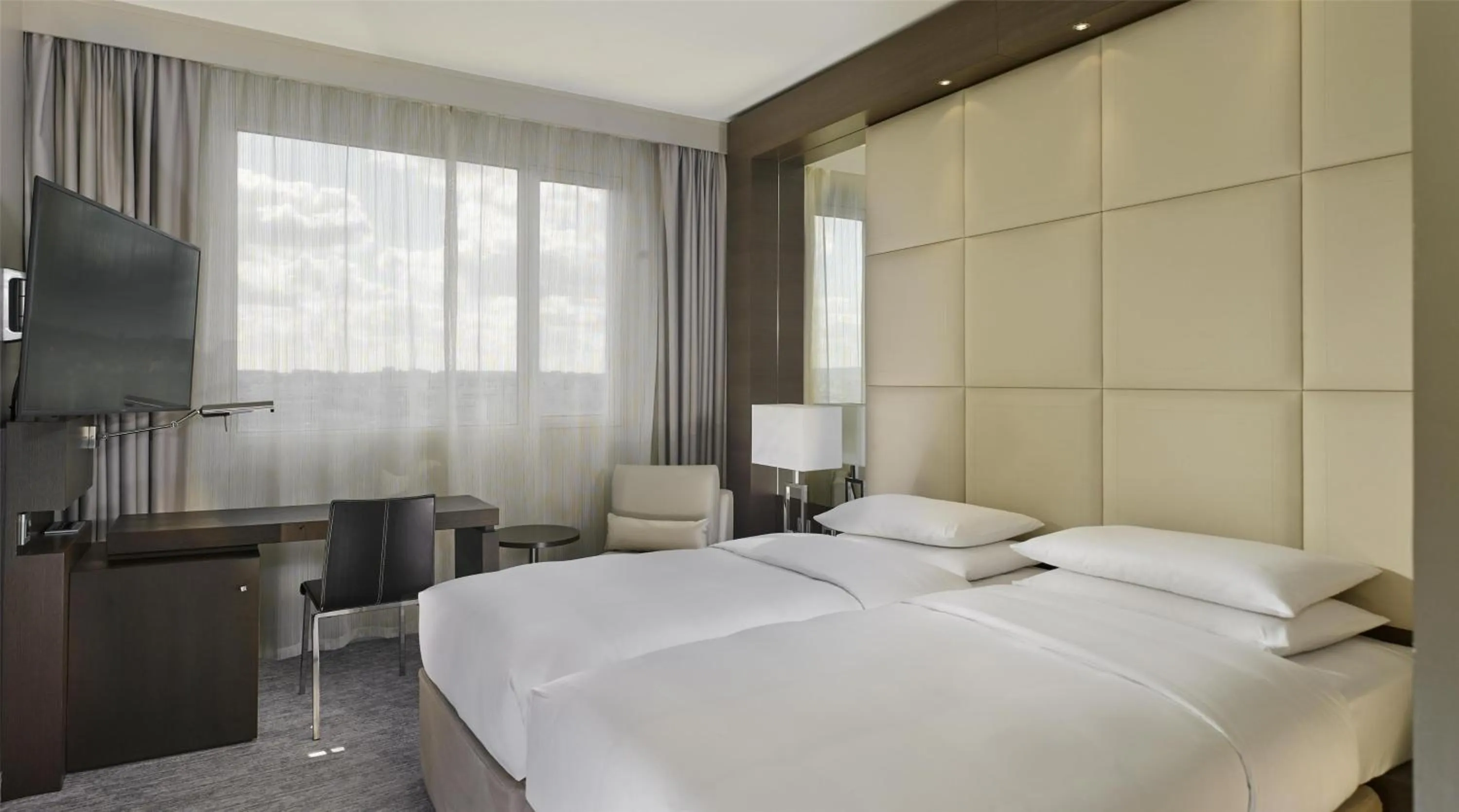 Bedroom, Bed in Hyatt Regency Paris Etoile