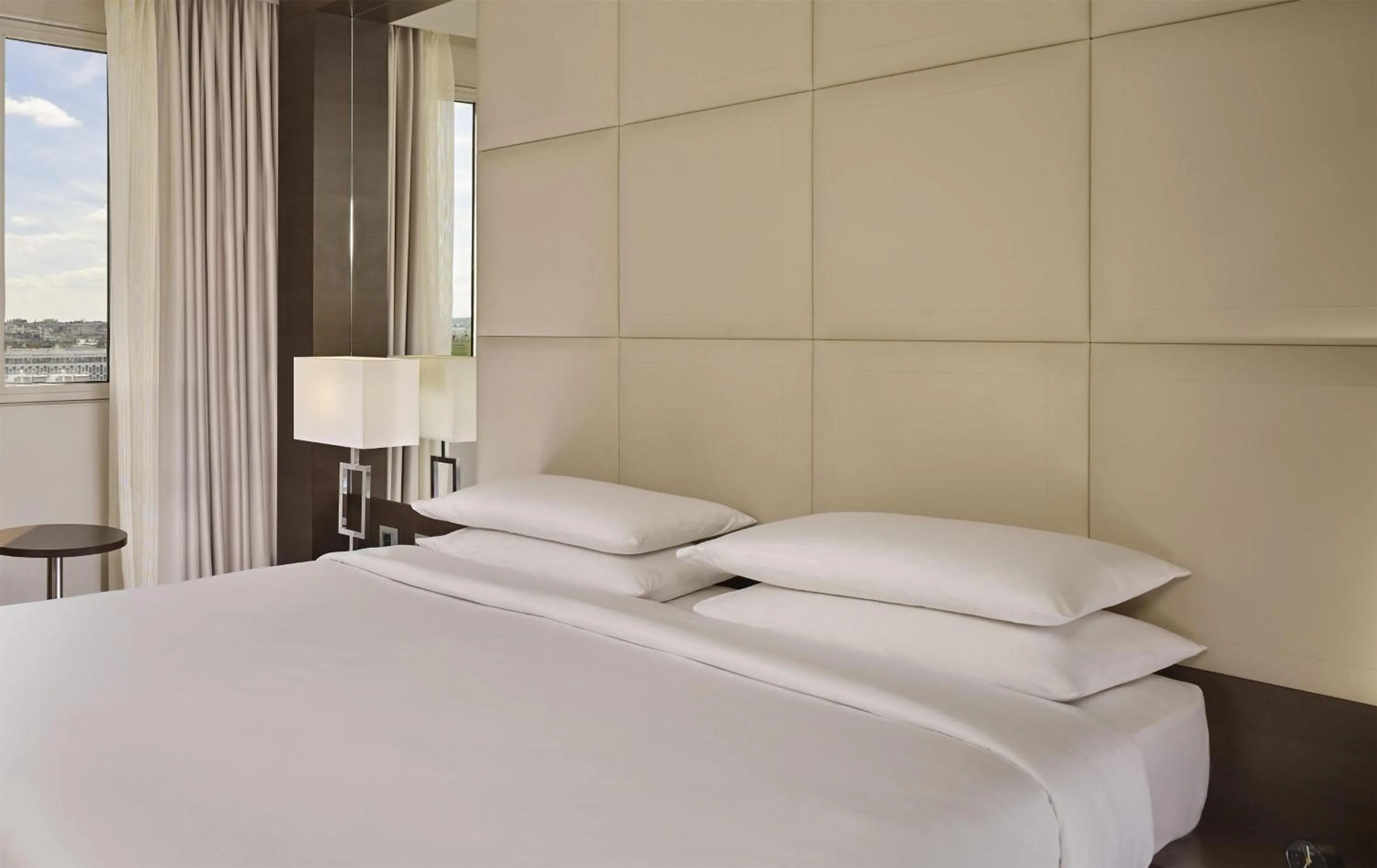 Bedroom, Bed in Hyatt Regency Paris Etoile