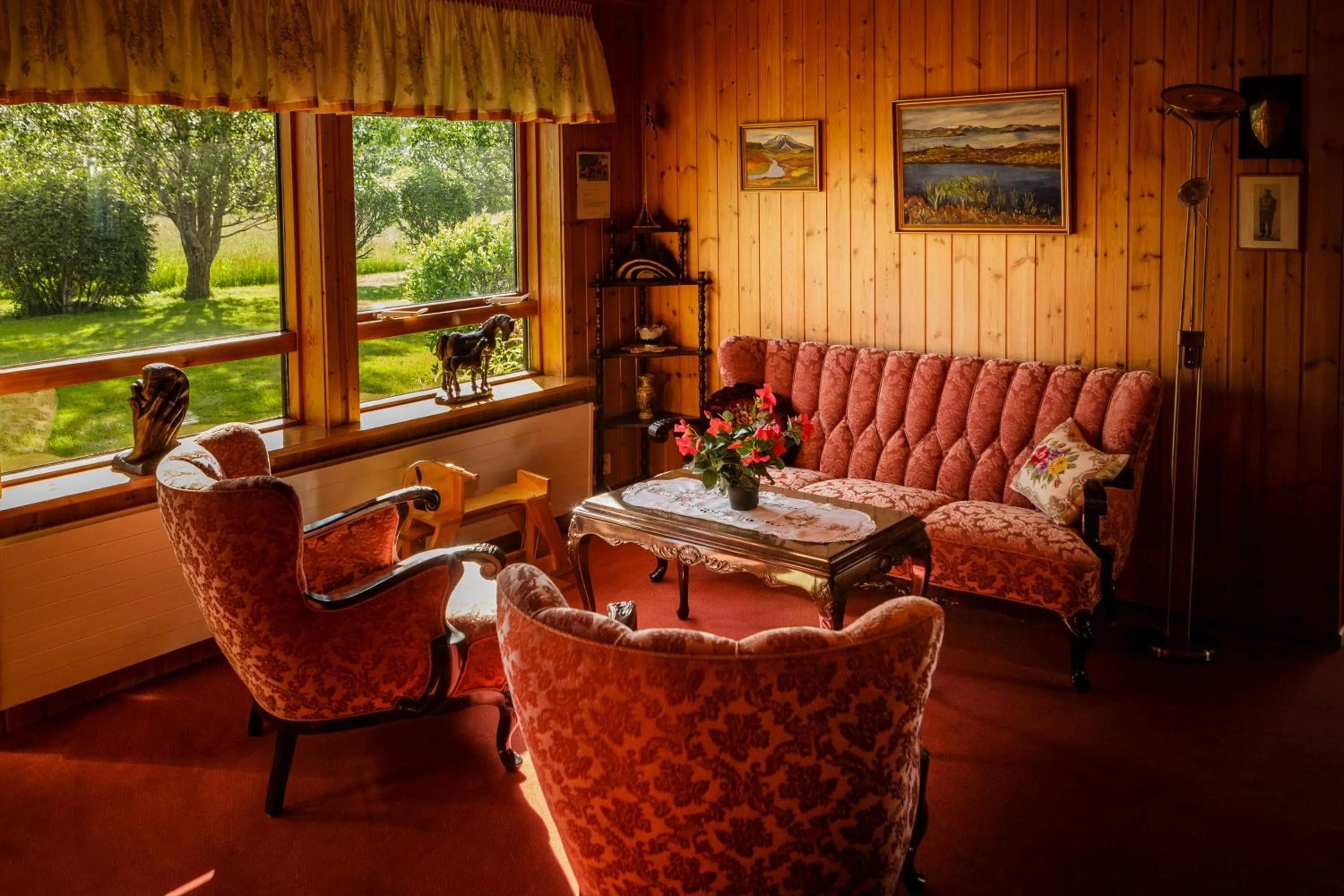 Communal lounge/ TV room in South Central Guesthouse