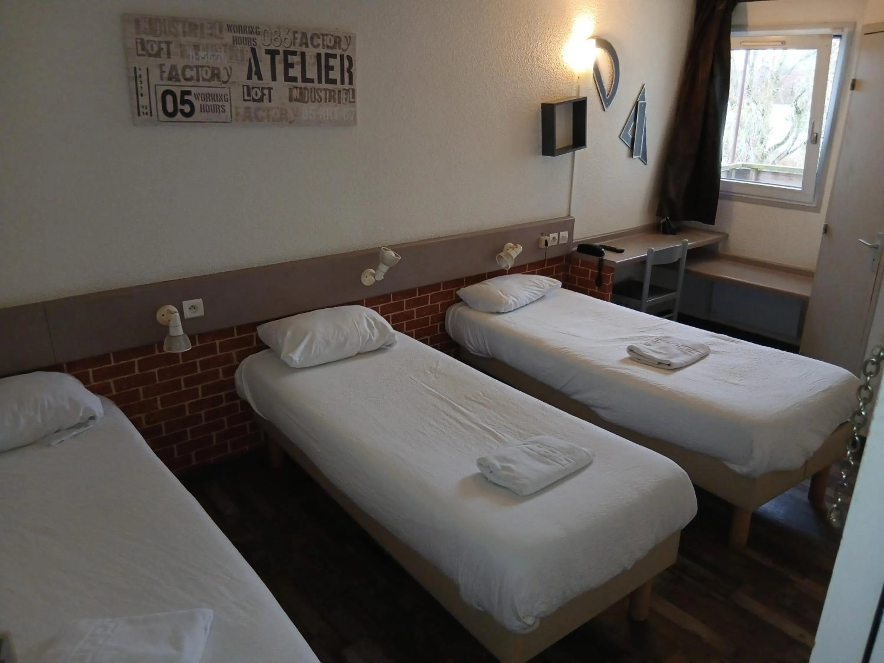 Bed in Logis Hôtel Come Inn