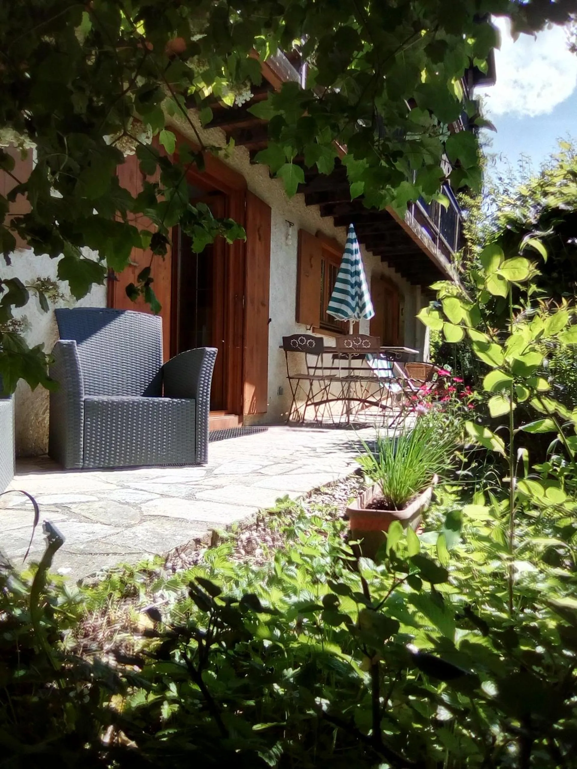 "CHALET LES ARAVIS" chalet et Appartements