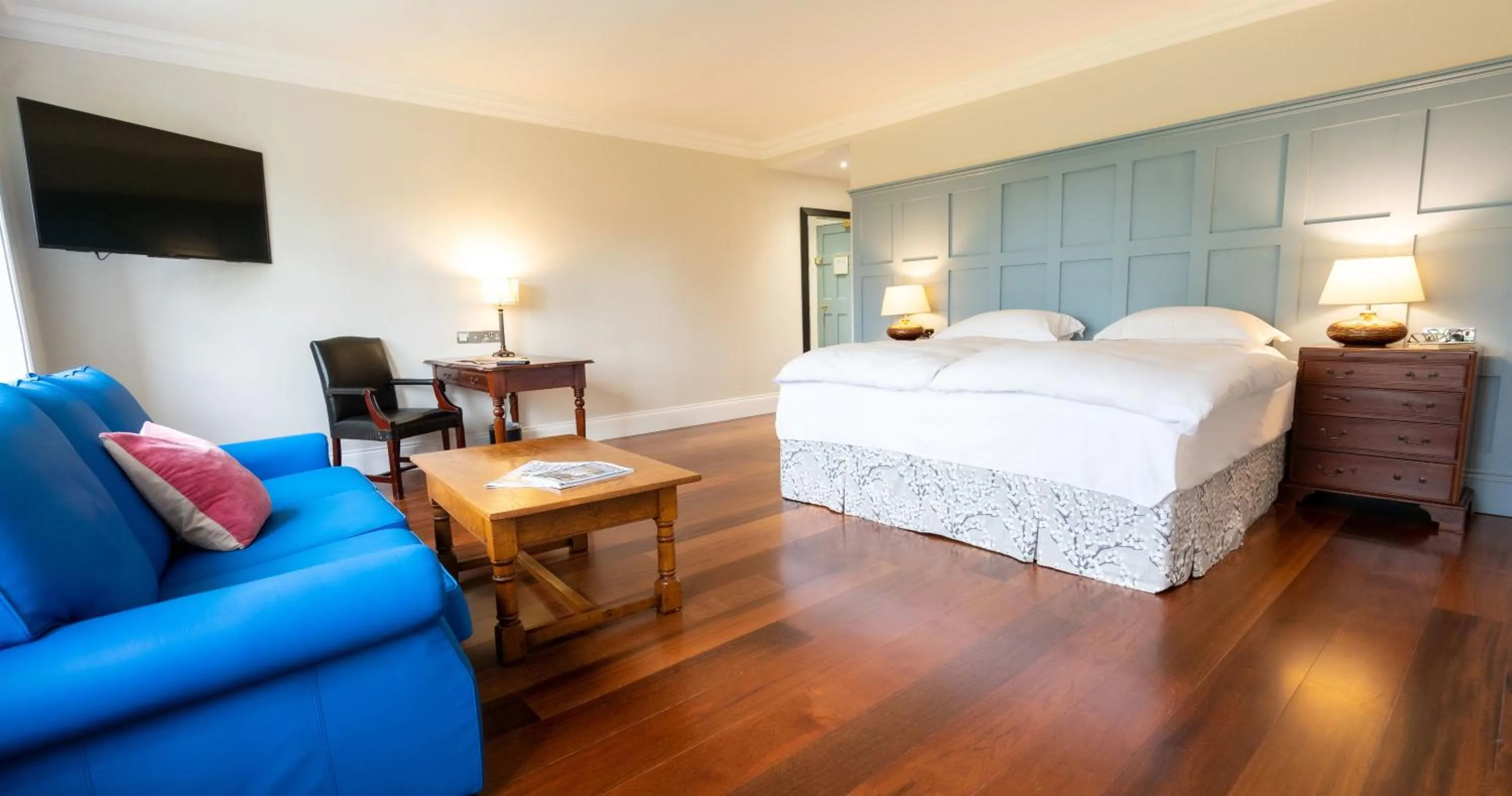 Photo of the whole room, Bed in The Dunraven, Adare