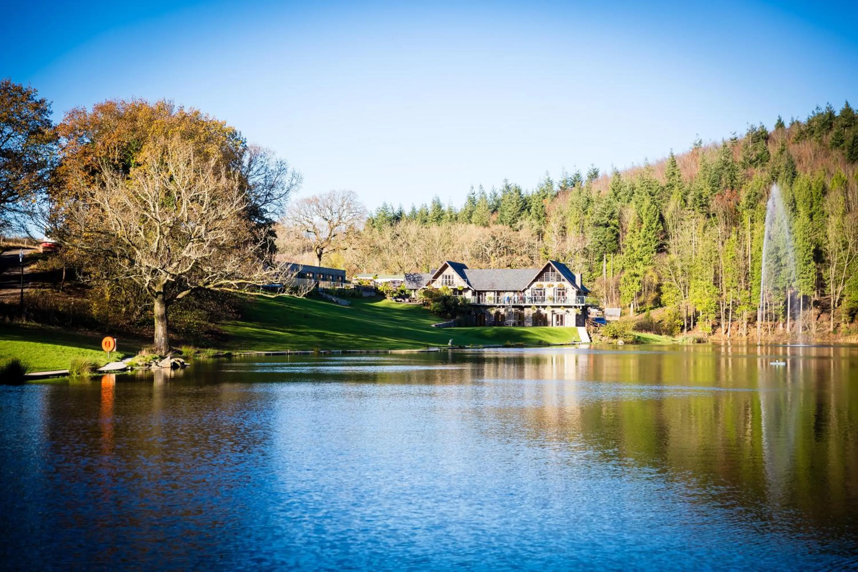Property building in Canada Lodge and Lake