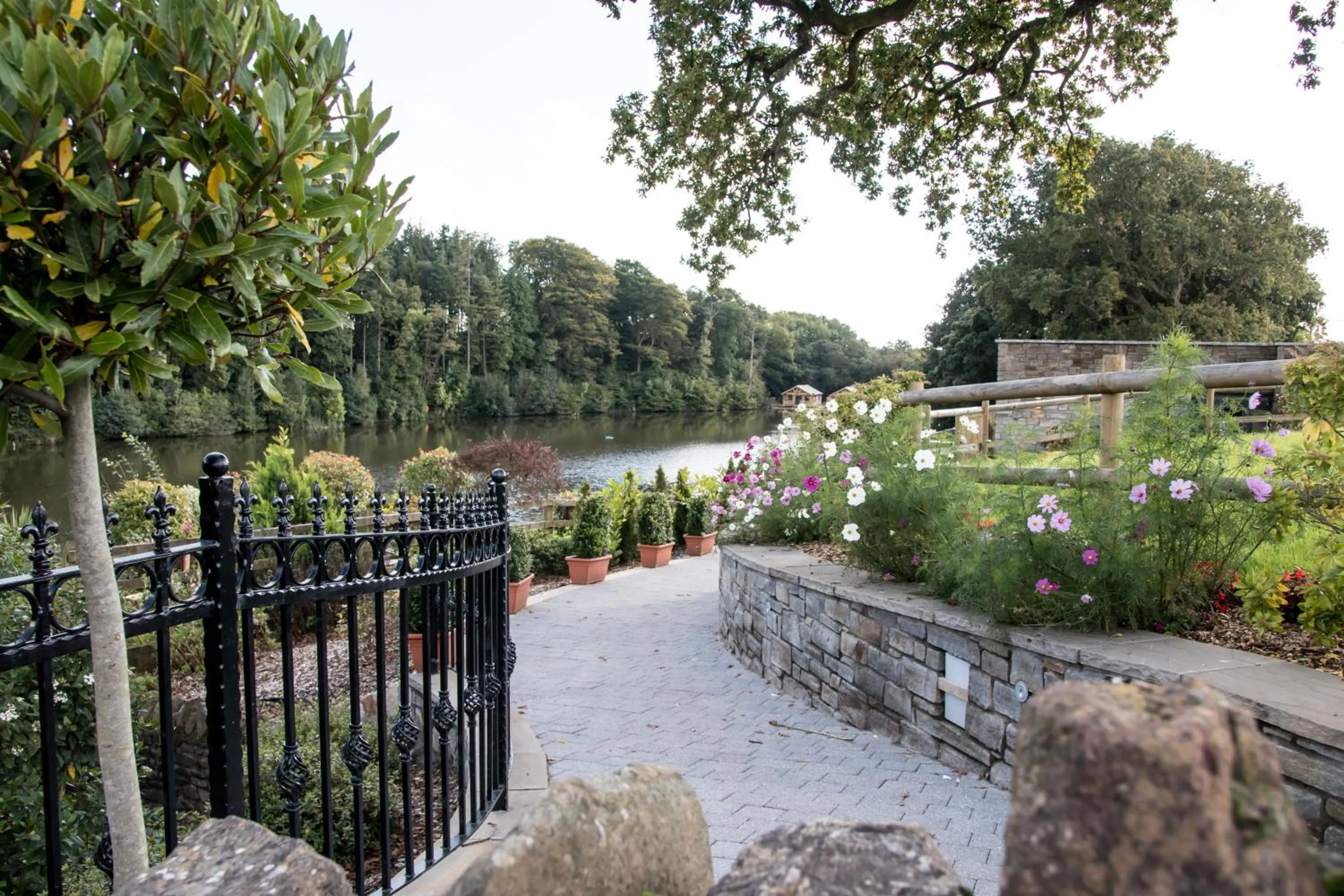 Property building in Canada Lodge and Lake