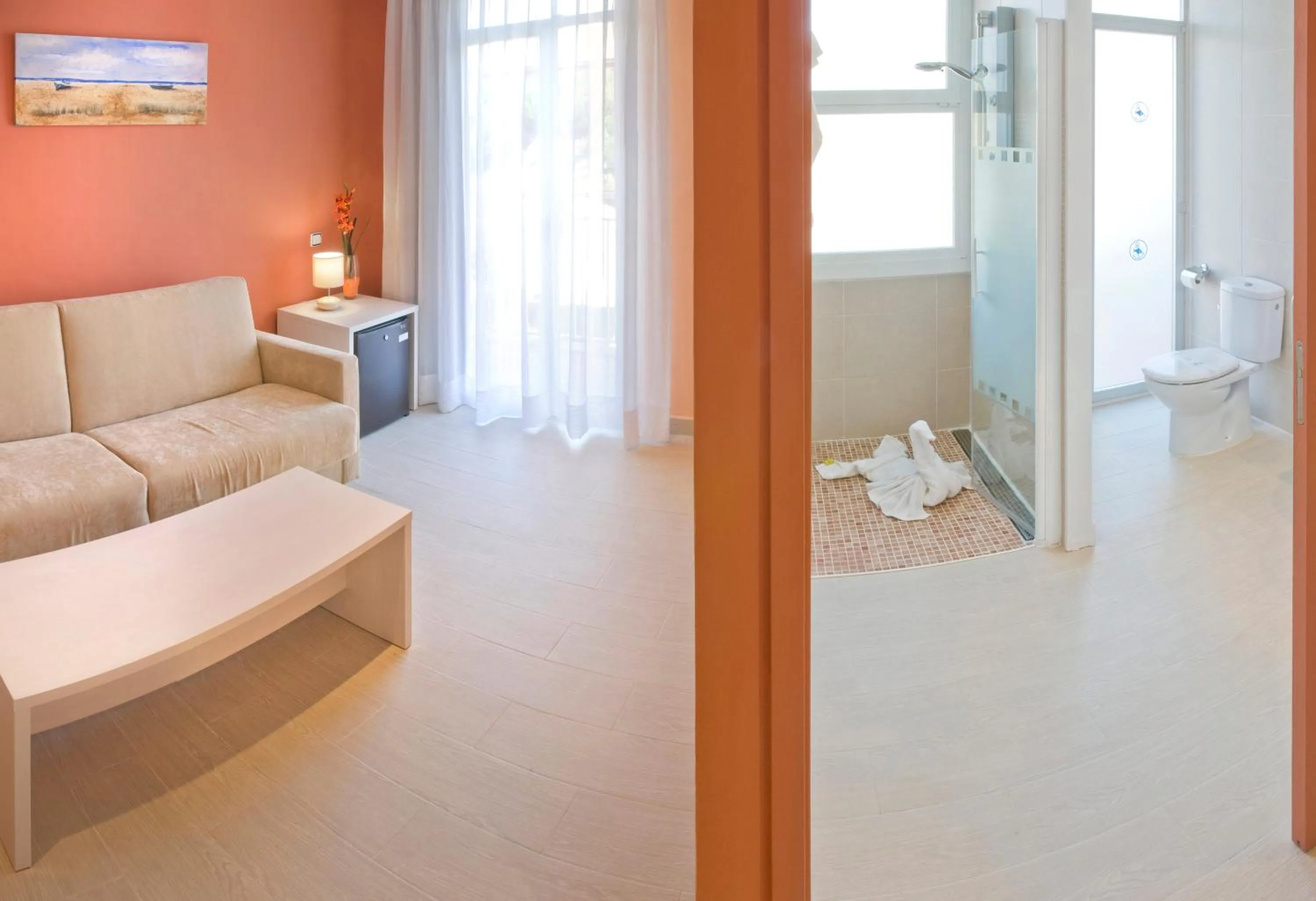 Bathroom, Bed in GHT Balmes, Hotel-Aparthotel&SPLASH