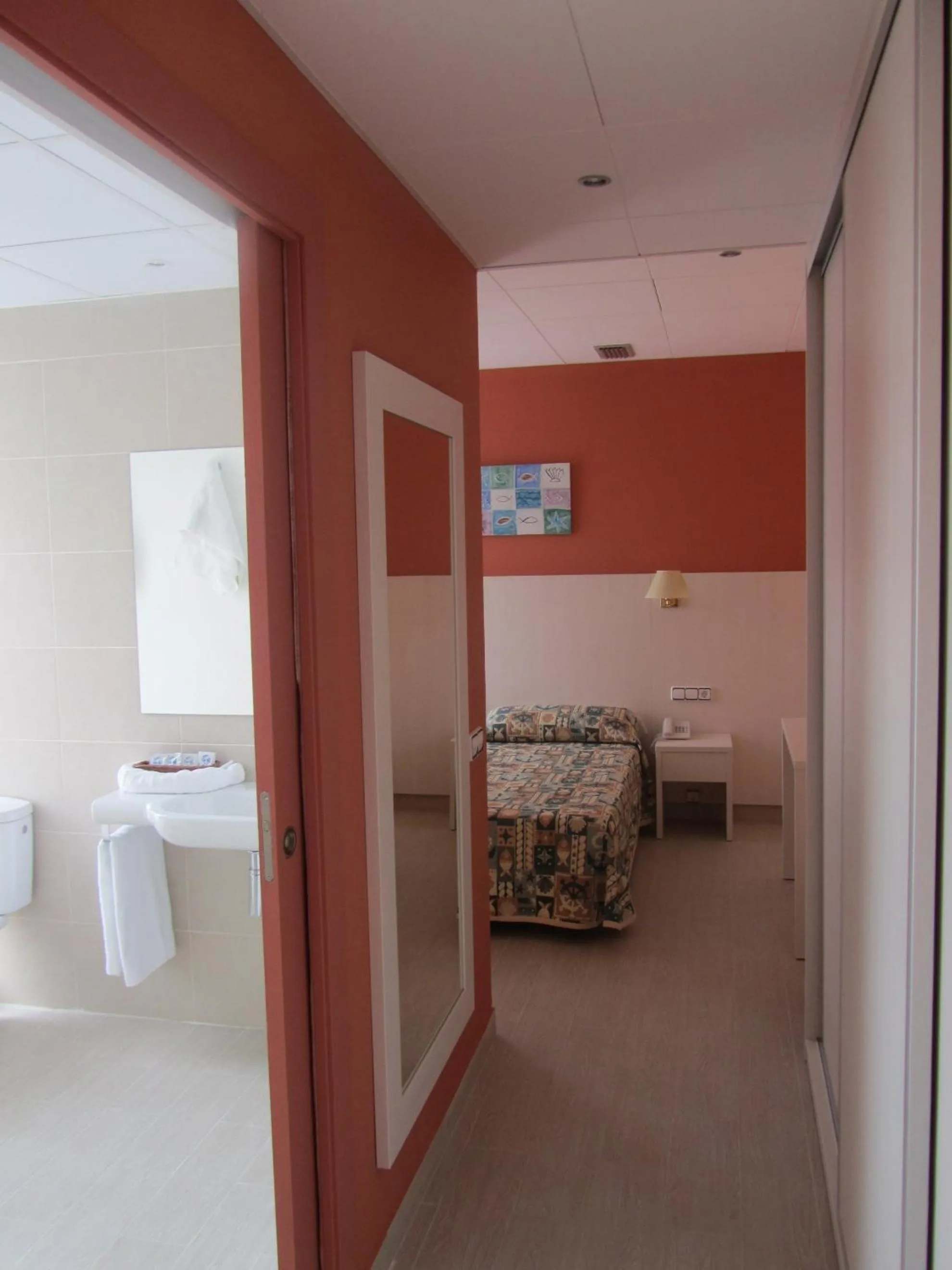 Bathroom, Bed in GHT Balmes, Hotel-Aparthotel&SPLASH