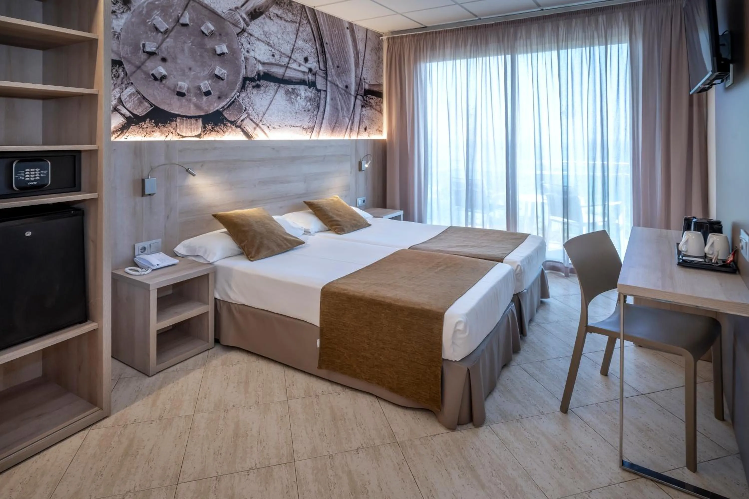 Photo of the whole room, Bed in GHT Maritim