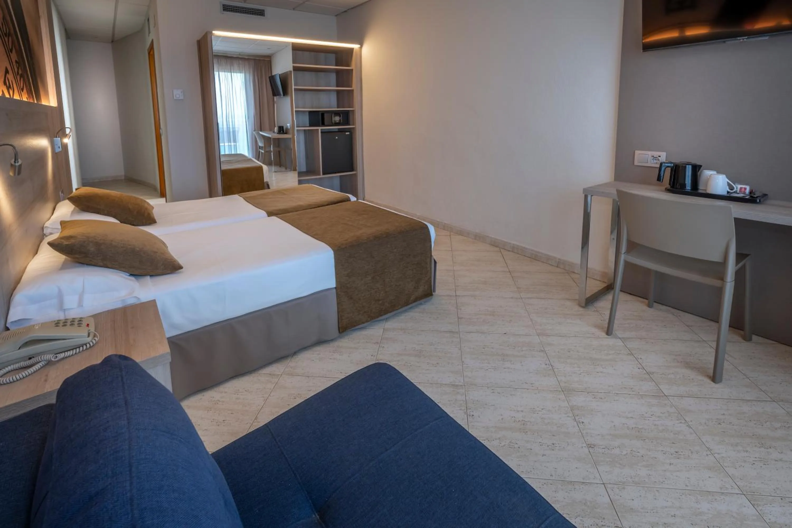 Photo of the whole room, Bed in GHT Maritim