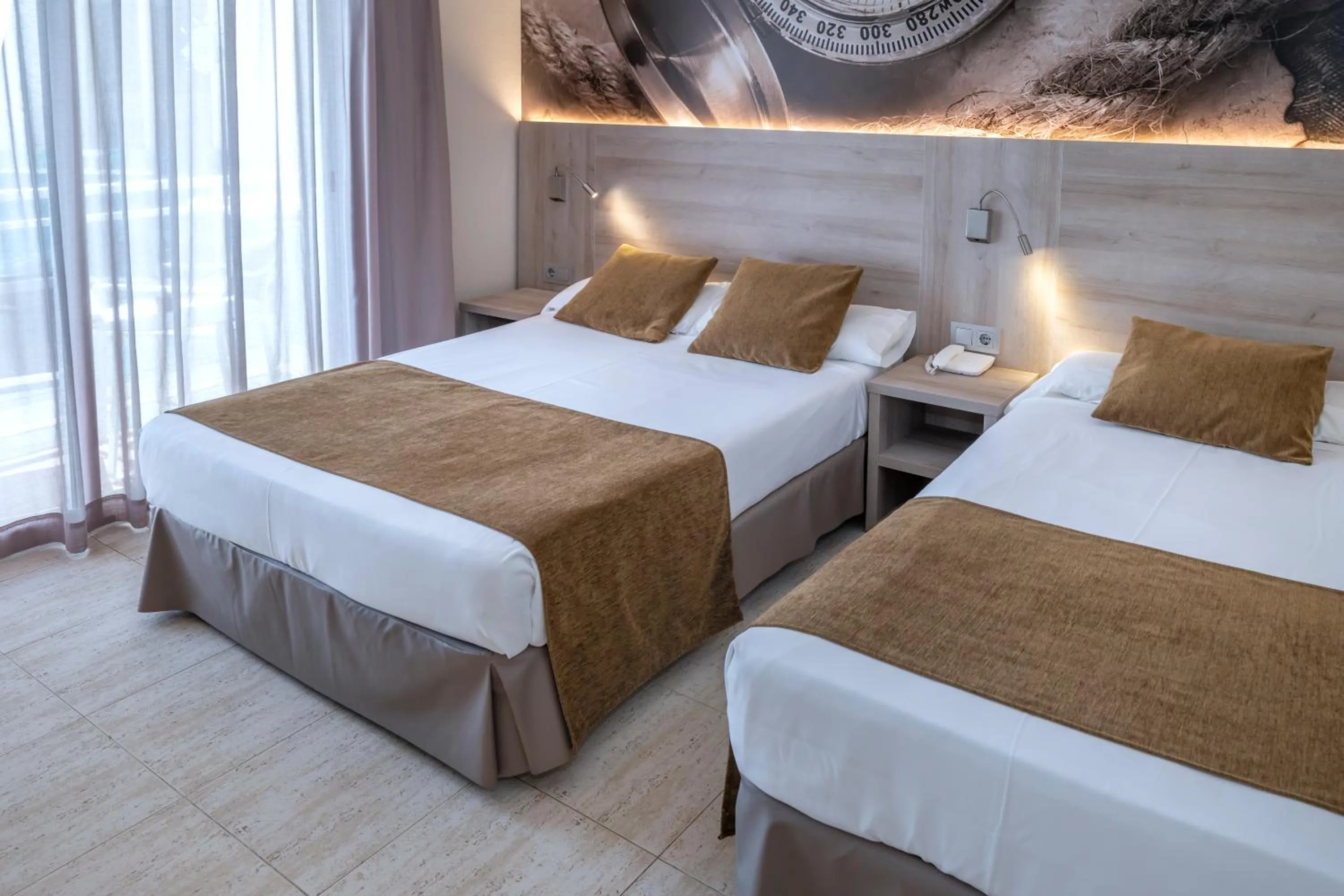 Photo of the whole room, Bed in GHT Maritim