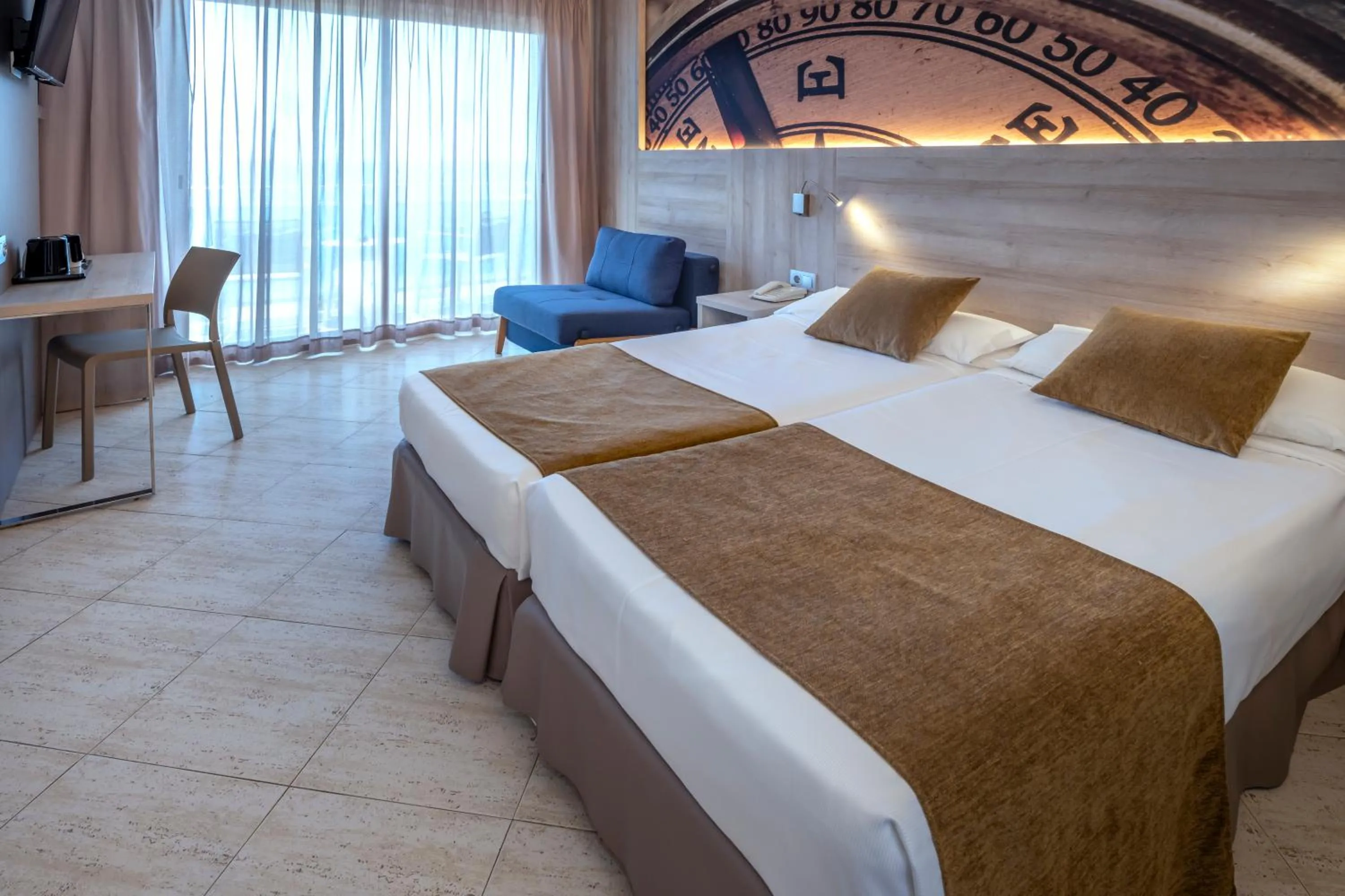 Photo of the whole room, Bed in GHT Maritim