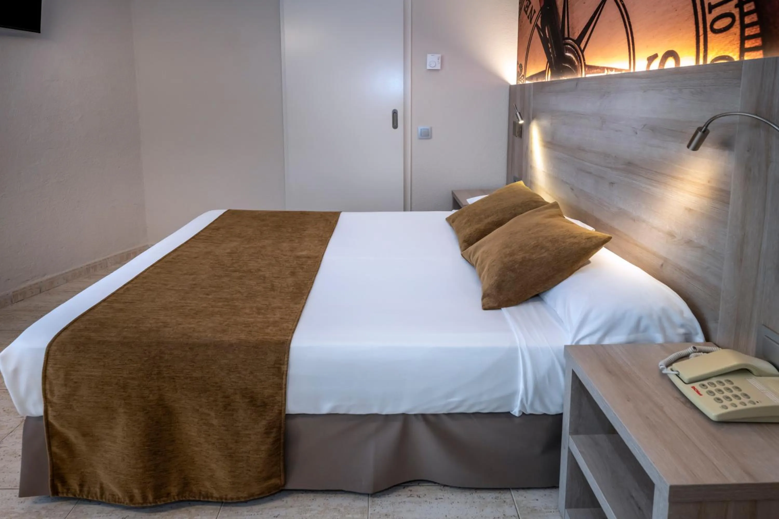 Photo of the whole room, Bed in GHT Maritim