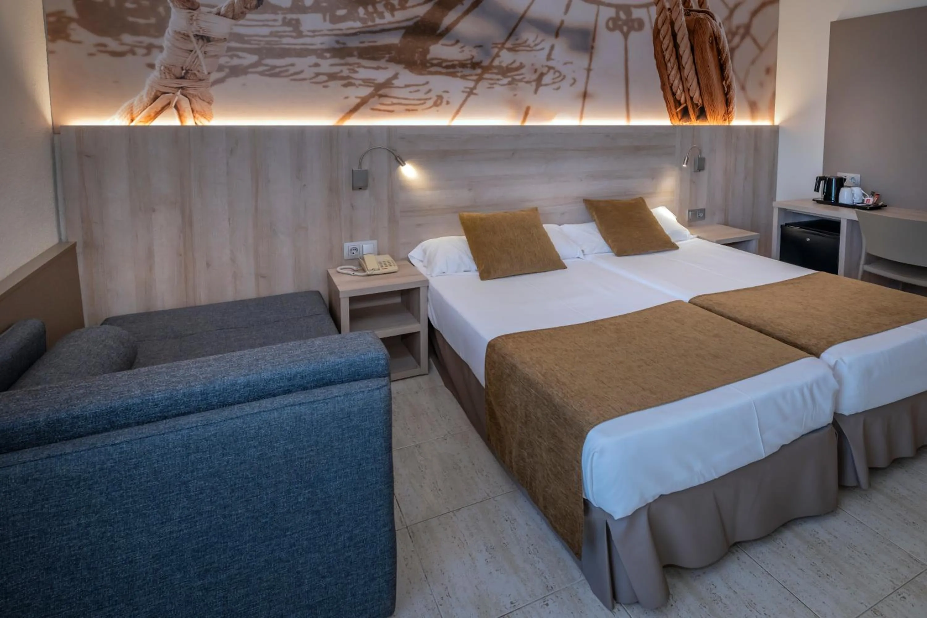 Photo of the whole room, Bed in GHT Maritim